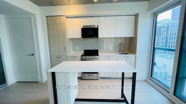 65 Mutual Street 1905, Toronto, ON M5B 0E5 photo 3