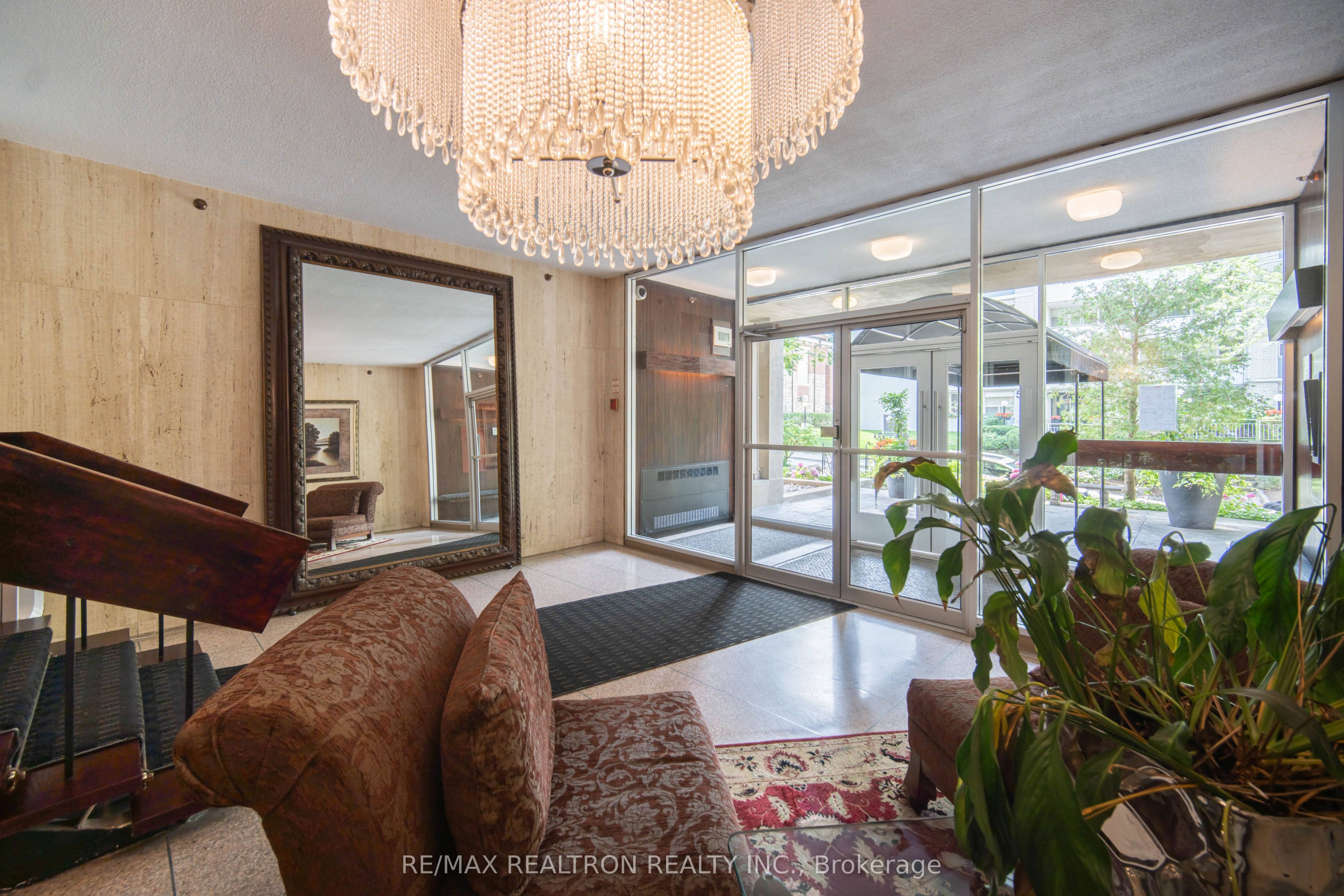 60 Montclair Avenue 506, Toronto, ON M5P 1P7 photo 3