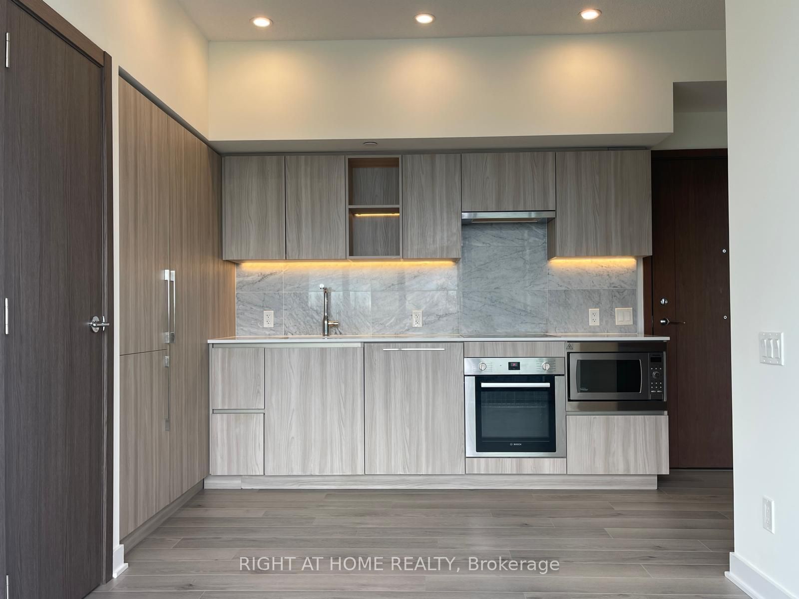 19 Bathurst Street 3205, Toronto, ON M5V 0N2 photo 3