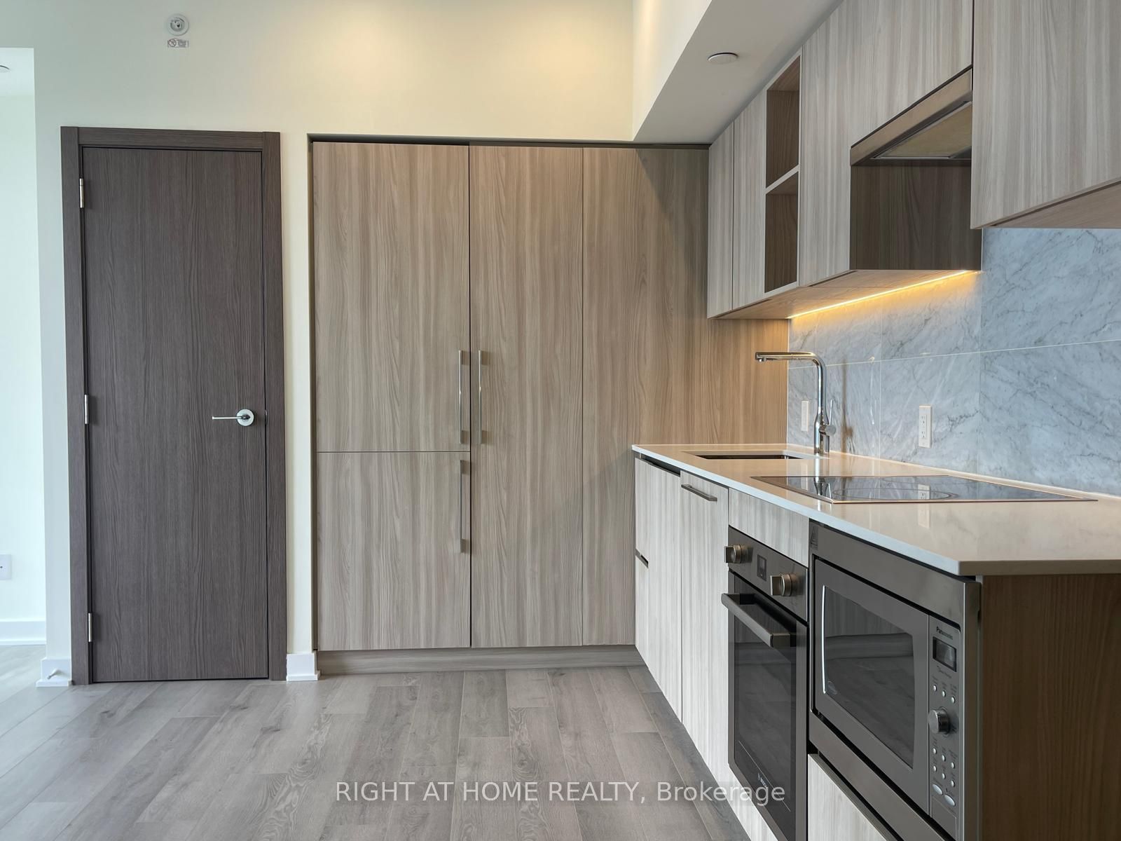 19 Bathurst Street 3205, Toronto, ON M5V 0N2 photo 4