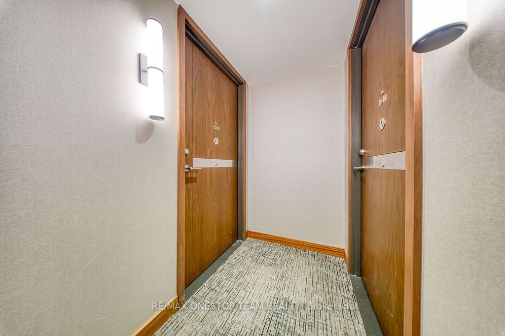 17 Bathurst Street 1510, Toronto, ON M5V 0N1 photo 5