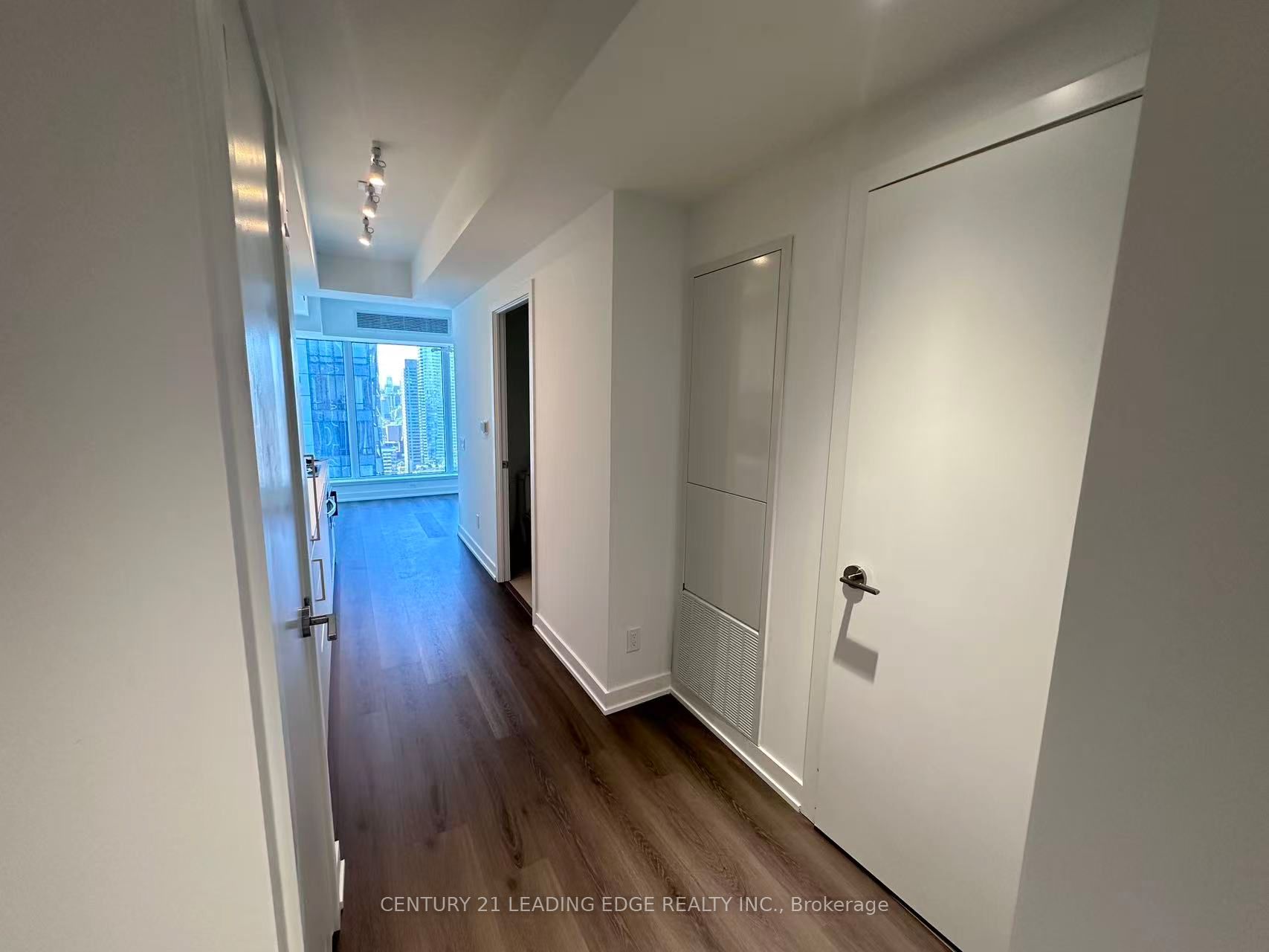 8 Wellesley Street W 4008, Toronto, ON M4Y 0J5 photo 2