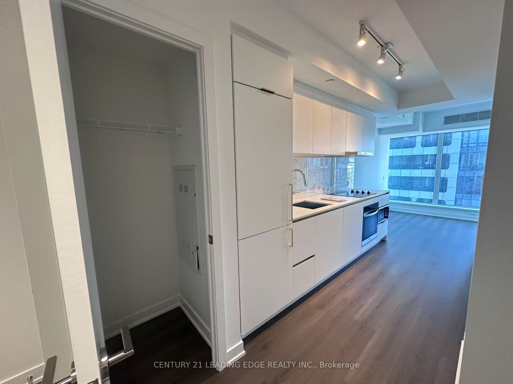 8 Wellesley Street W 4008, Toronto, ON M4Y 0J5 photo 3
