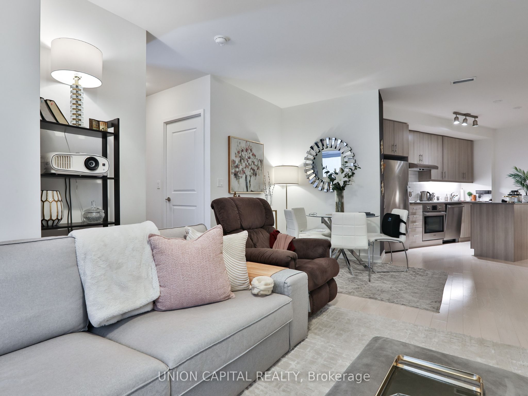 1 The Esplanade 404, Toronto, ON M5E 0A8 photo 4