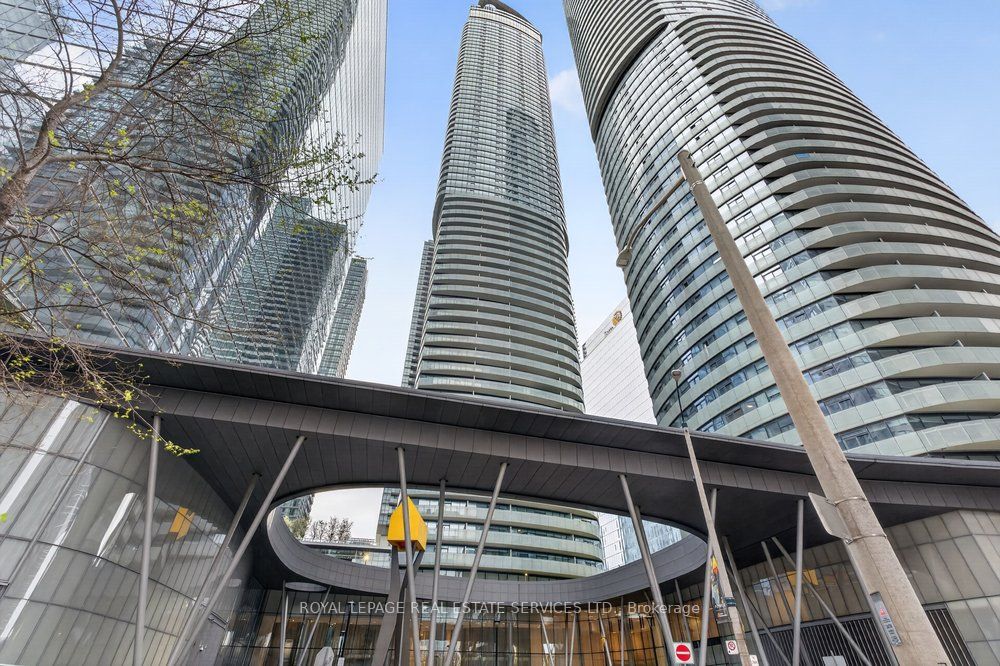 14 York Street 1804, Toronto, ON M5J 0B1 photo 2