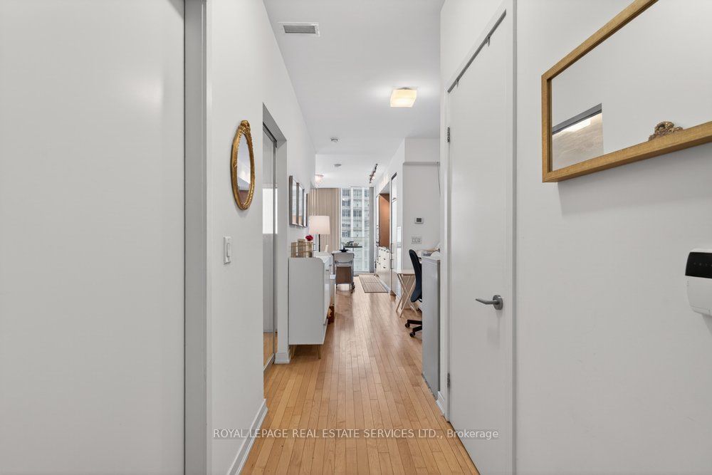 14 York Street 1804, Toronto, ON M5J 0B1 photo 3