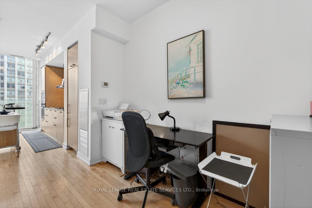 14 York Street 1804, Toronto, ON M5J 0B1 photo 4