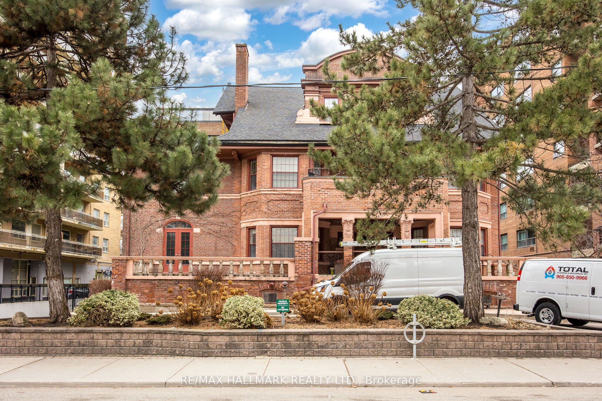 212 St George Street 203, Toronto, ON M5R 2N5