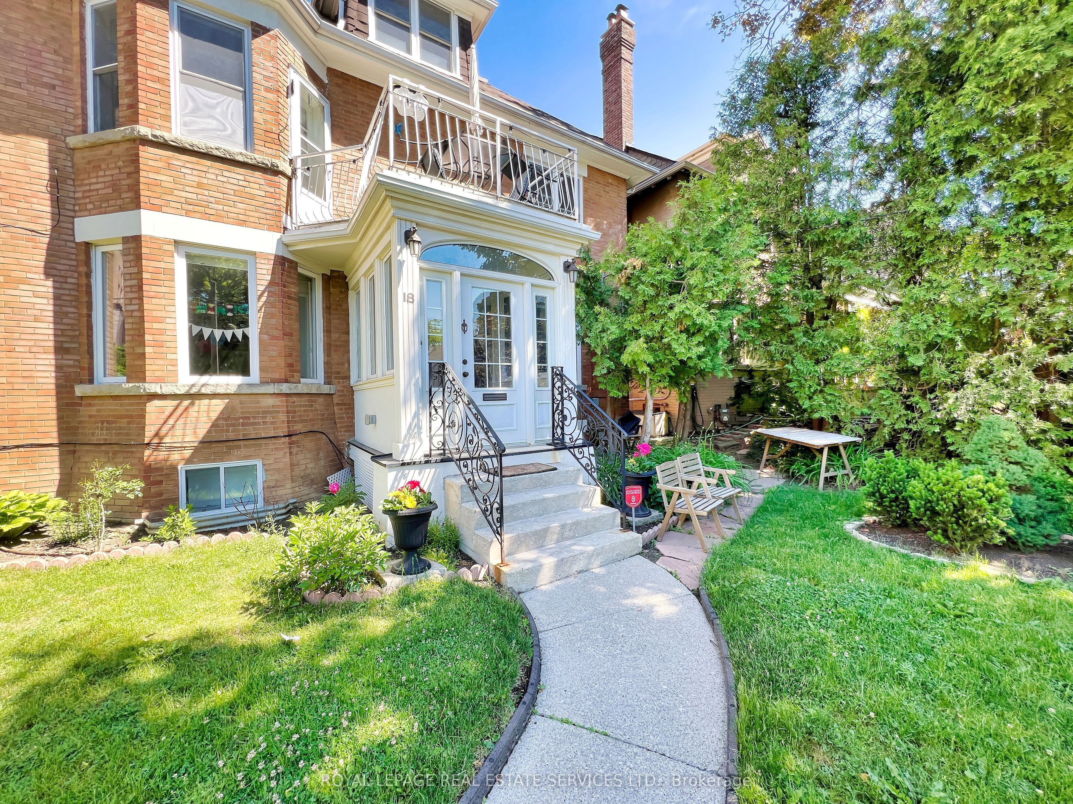 18 Shorncliffe Avenue, Toronto, ON M4V 1T1 photo 3