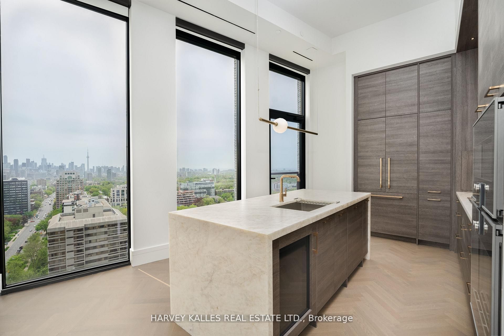 215 Lonsdale Road 2002, Toronto, ON M4V 1W7