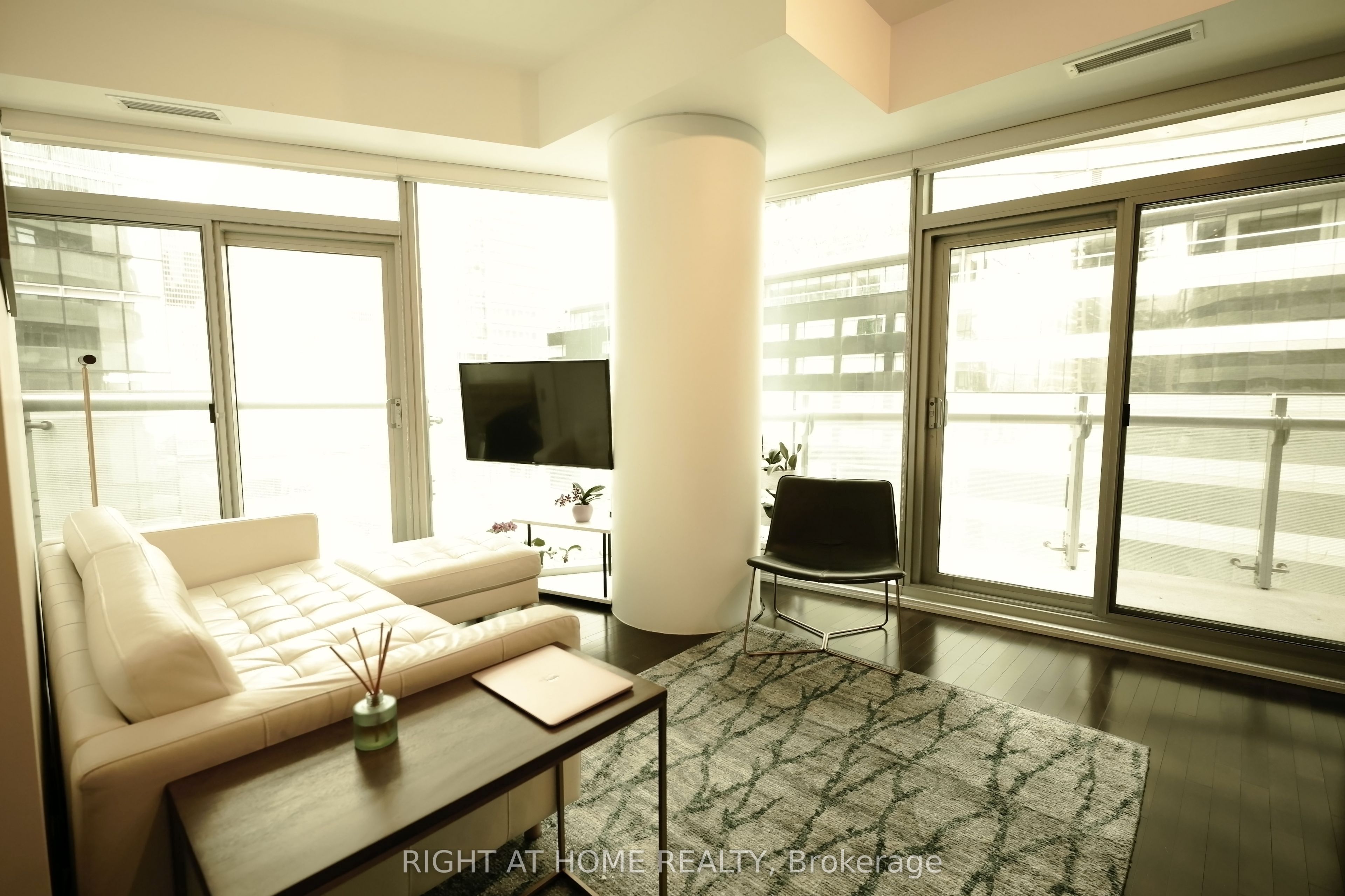 14 York Street 511, Toronto, ON M5J 0B1 photo 2