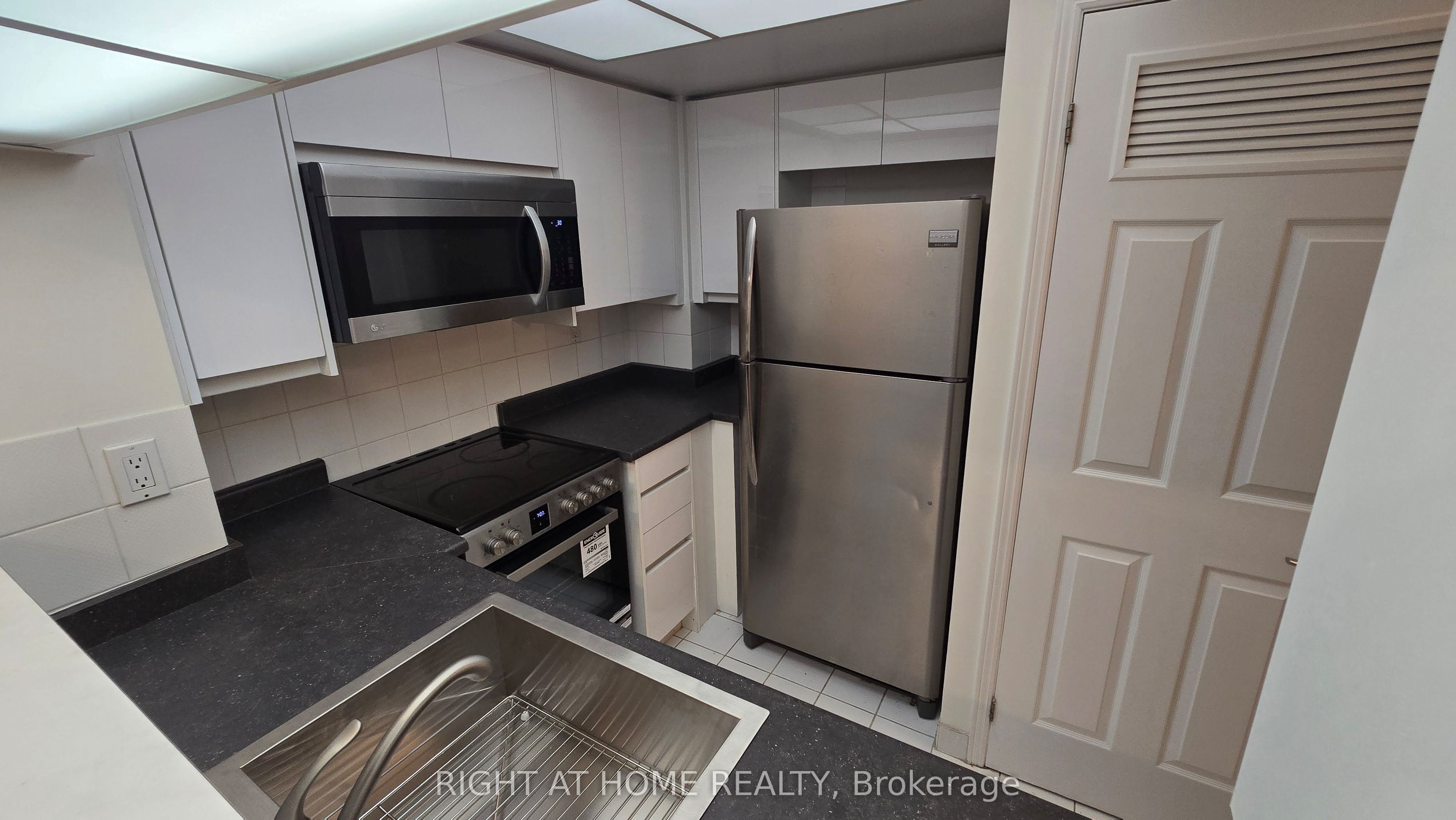 7 Broadway Avenue 311, Toronto, ON M4P 3C5 photo 2