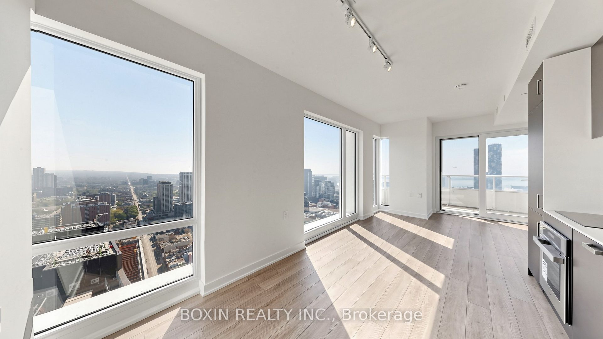 88 Queen Street 4303, Toronto, ON M5C 0B6 photo 2
