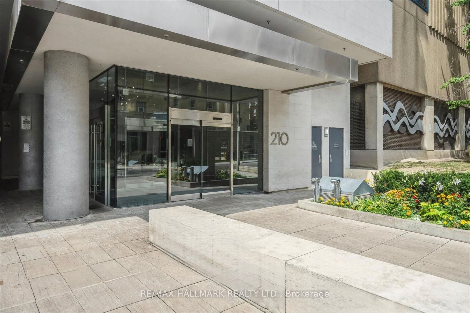 210 Simcoe Street E 1210, Toronto, ON M5T 2W5 photo 4