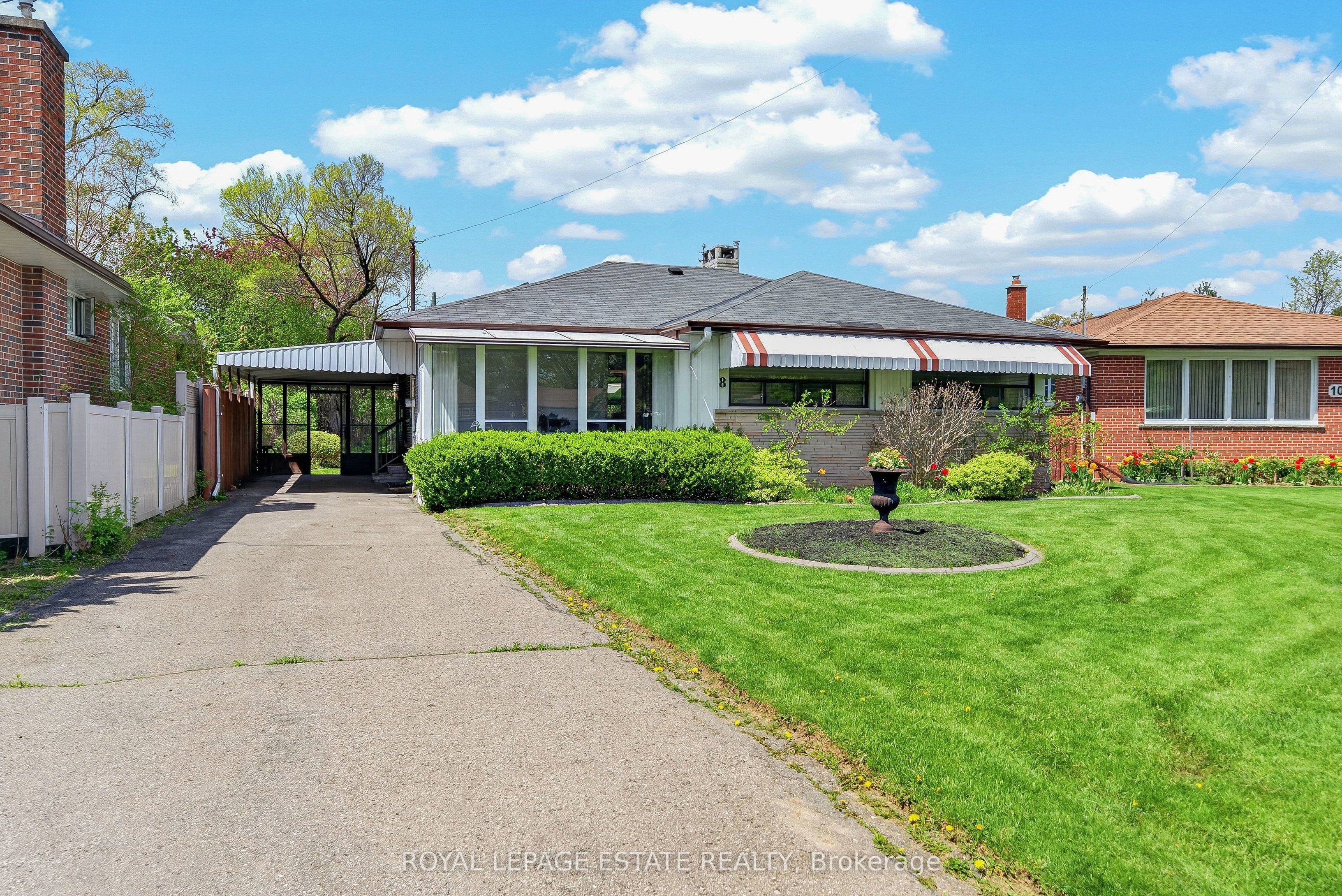 8 Wallbridge Court, Toronto, ON M2R 1W1