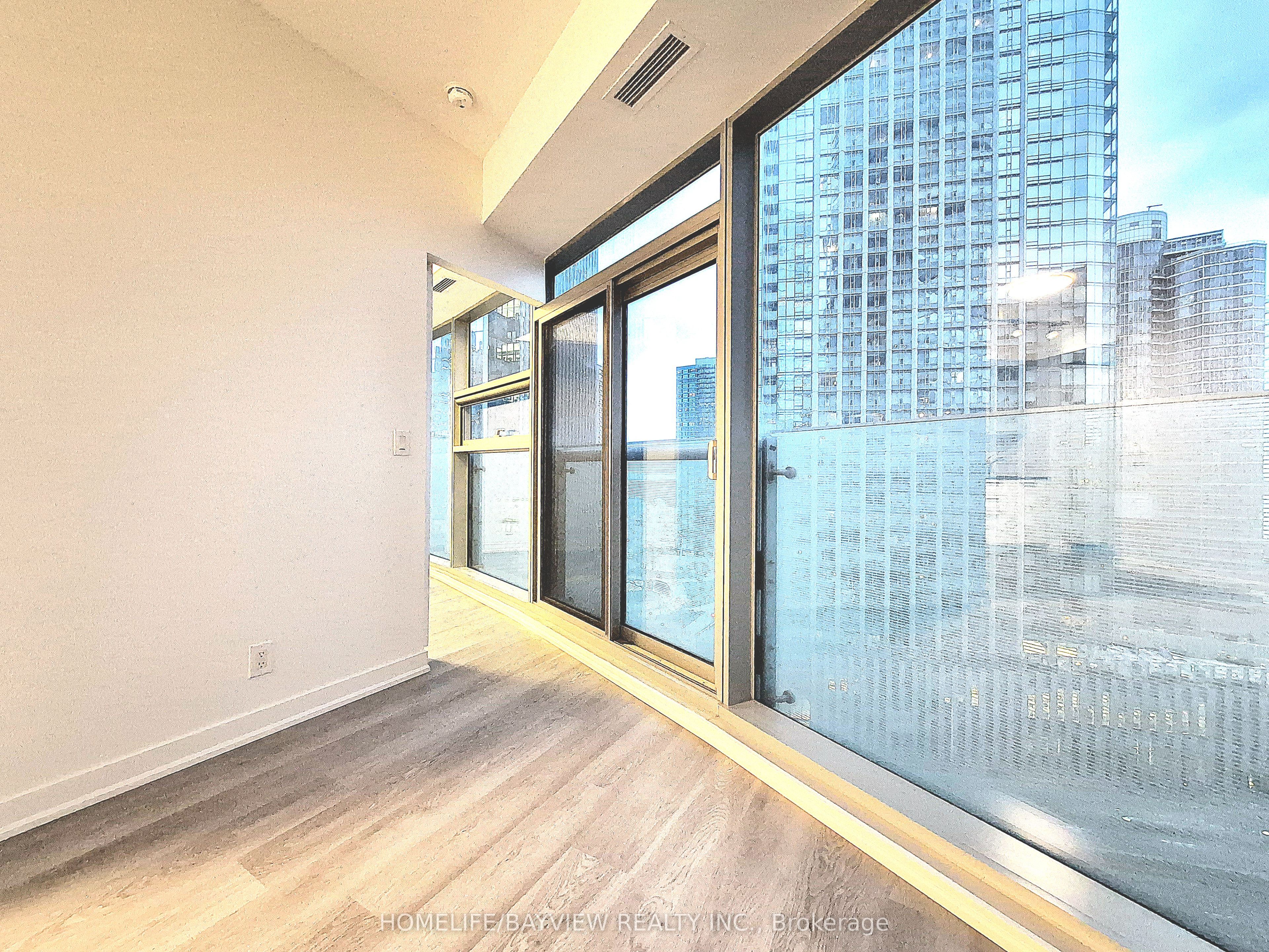 14 York Street 1305, Toronto, ON M5J 2Z2 photo 4