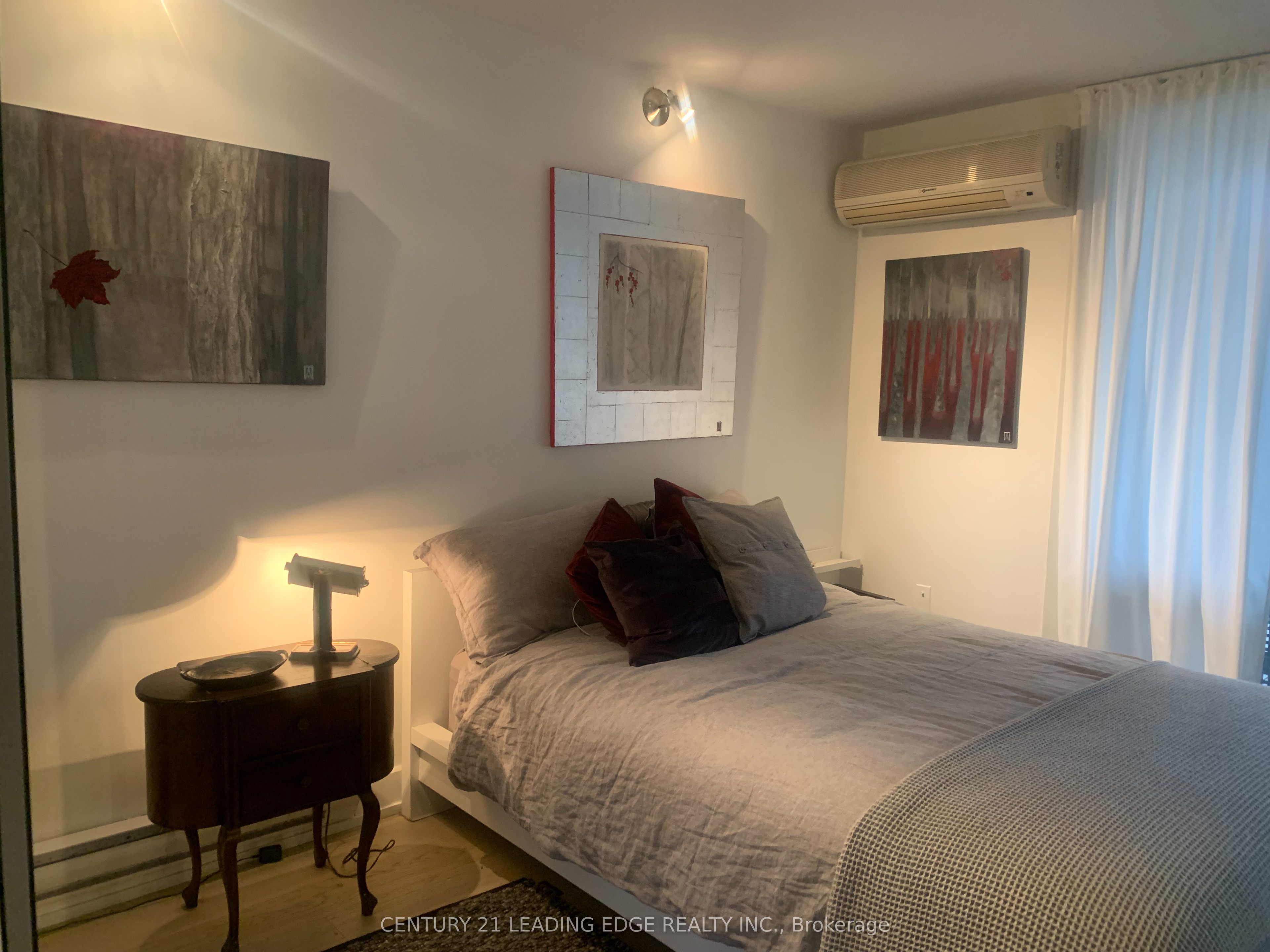 40 Homewood Avenue 208, Toronto, ON M4Y 2K2 photo 2