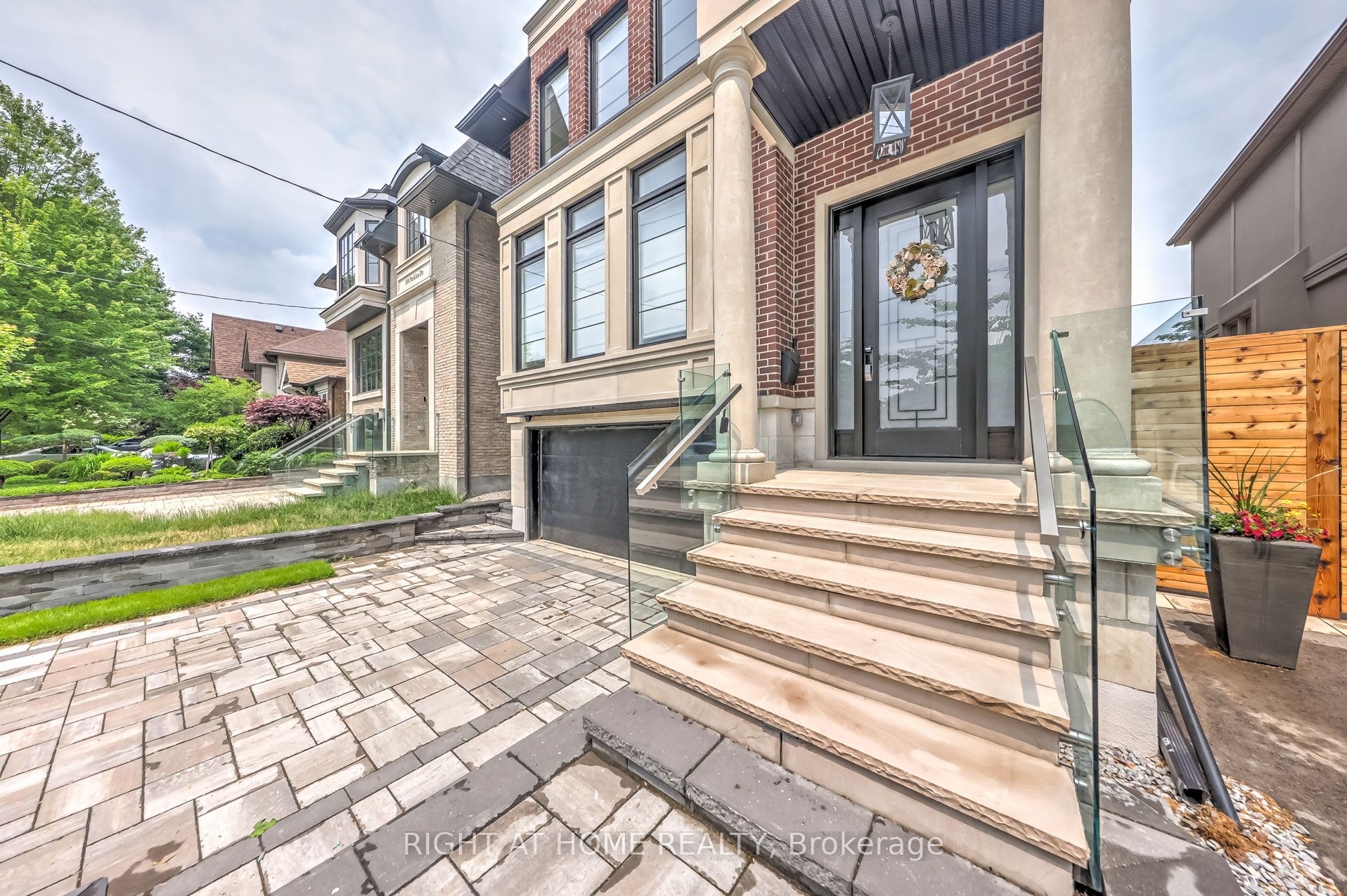 102 Parklea Drive, Toronto, ON M4G 2J8 photo 2