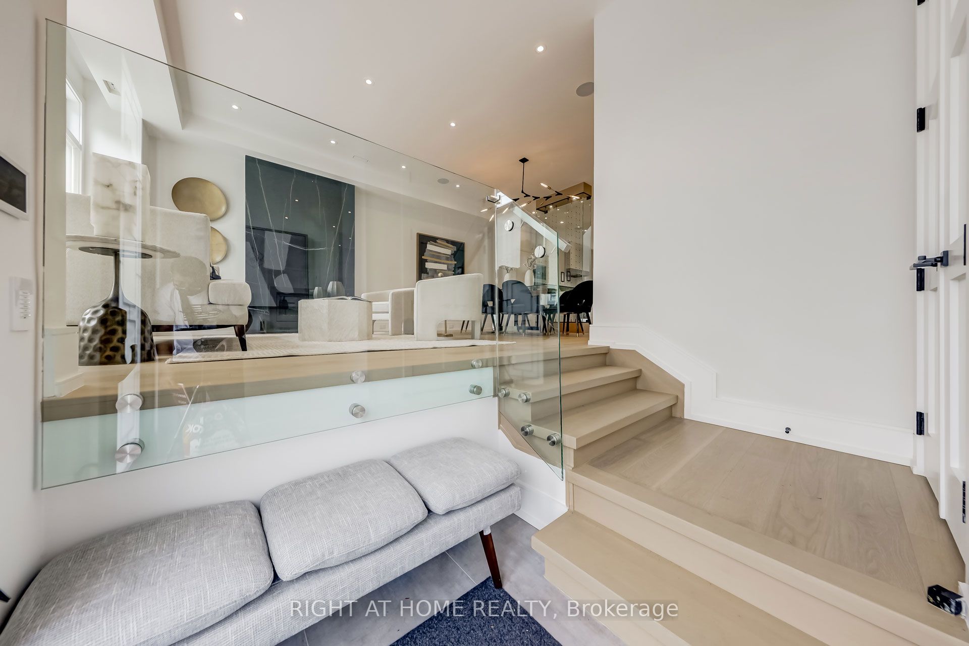 102 Parklea Drive, Toronto, ON M4G 2J8 photo 3