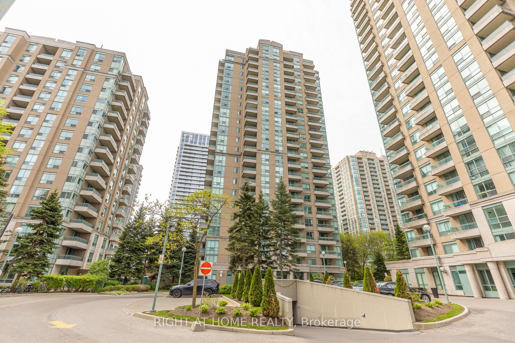 3 Pemberton Avenue 1706, Toronto, ON M2M 4M1 photo 2