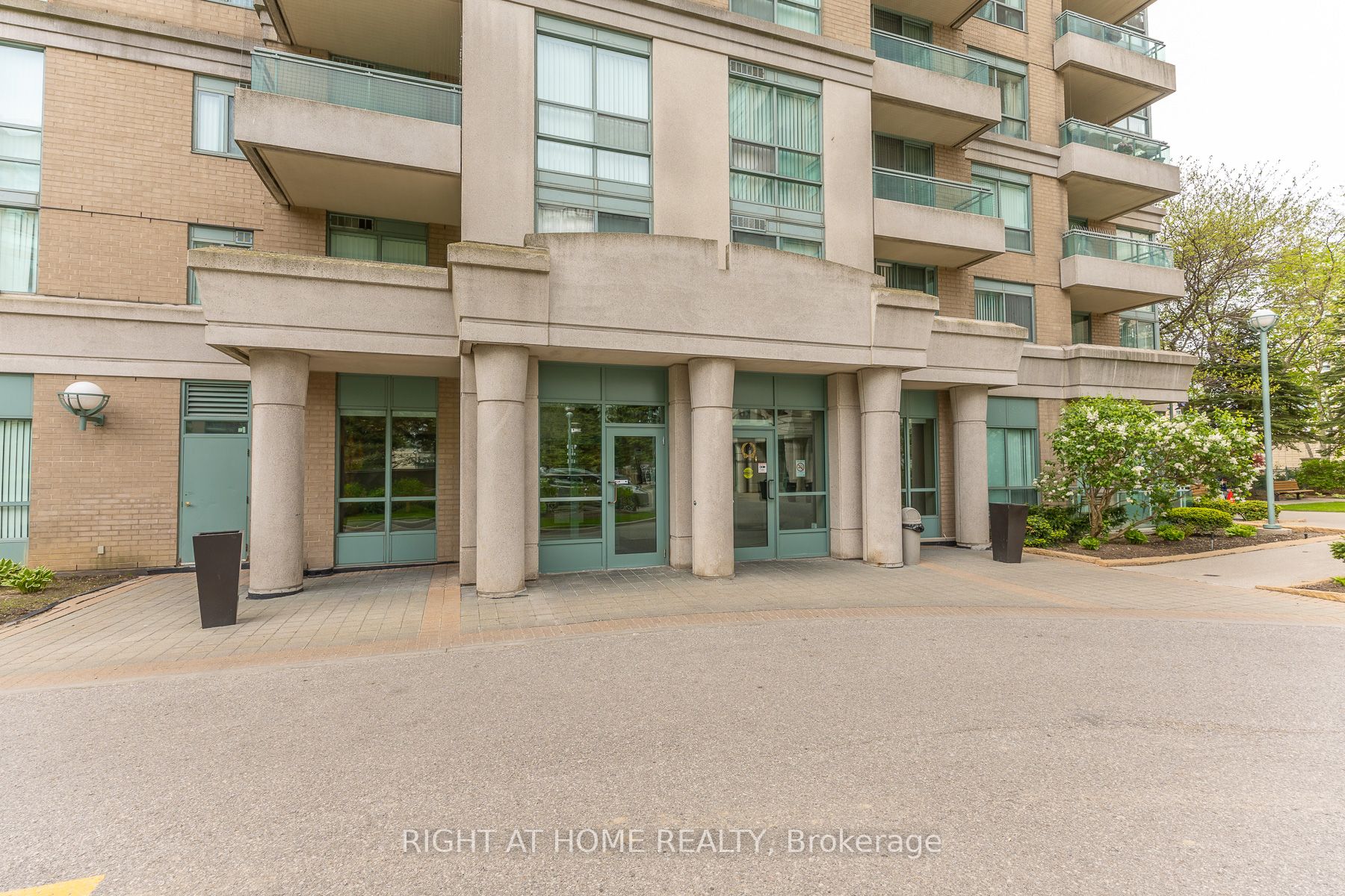 3 Pemberton Avenue 1706, Toronto, ON M2M 4M1 photo 3