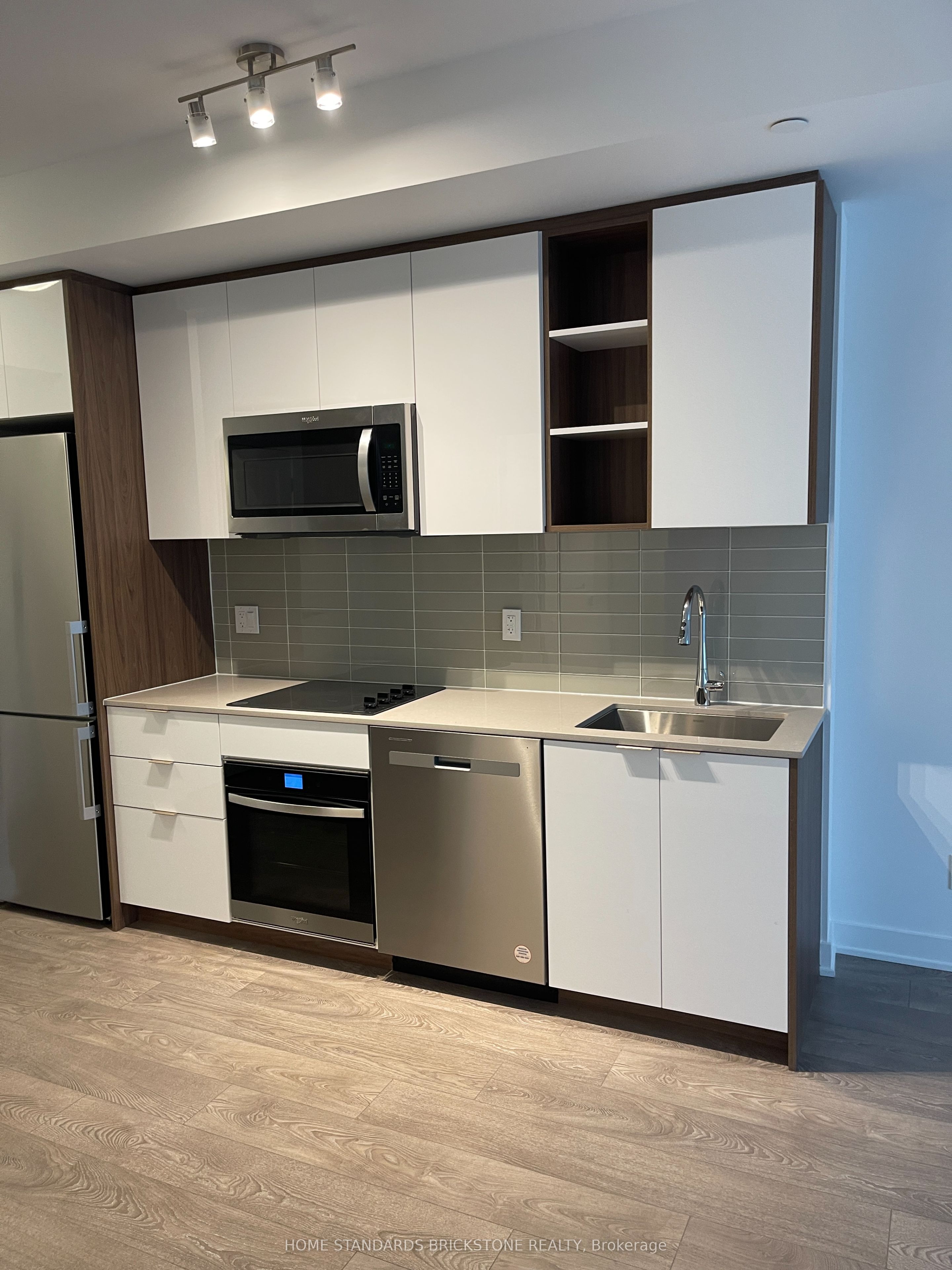 543 richmond st W 931, Toronto, ON M5V 0W9
