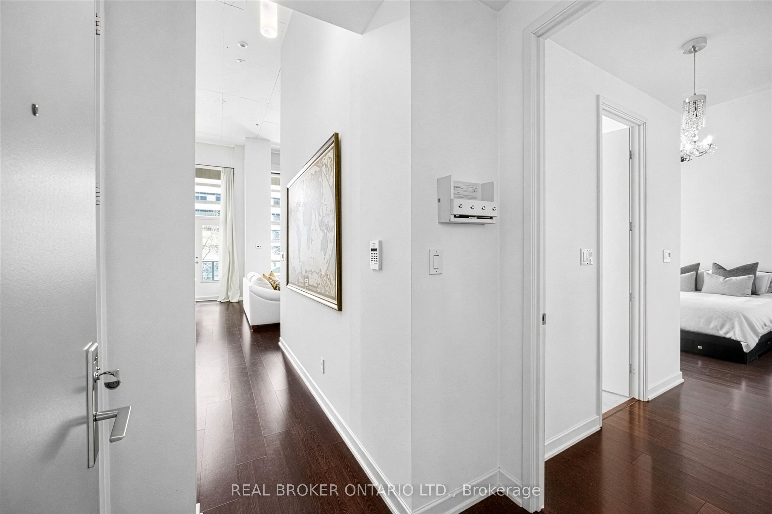 380 Macpherson Avenue 209, Toronto, ON M4V 3E3 photo 2