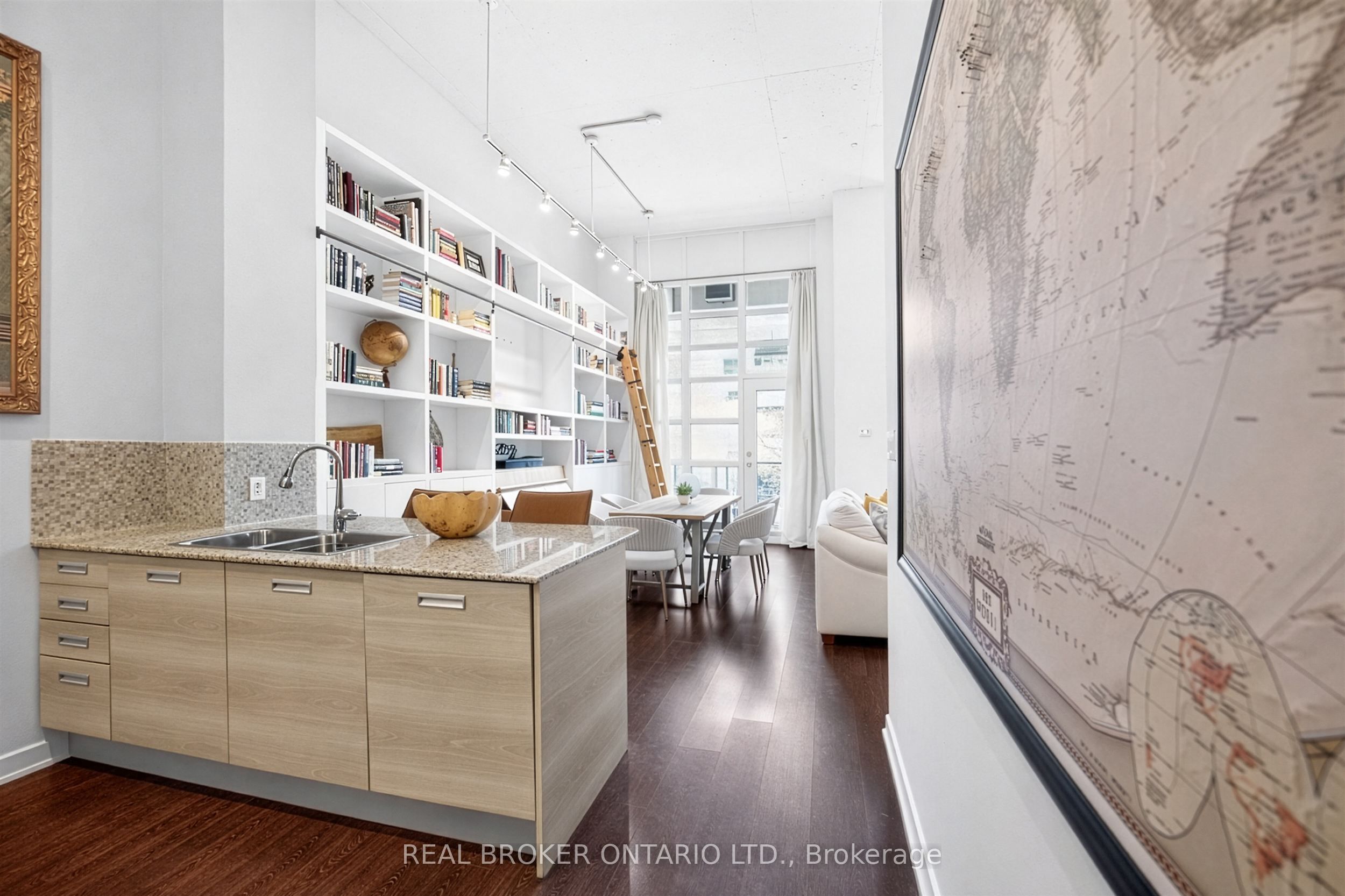 380 Macpherson Avenue 209, Toronto, ON M4V 3E3 photo 4