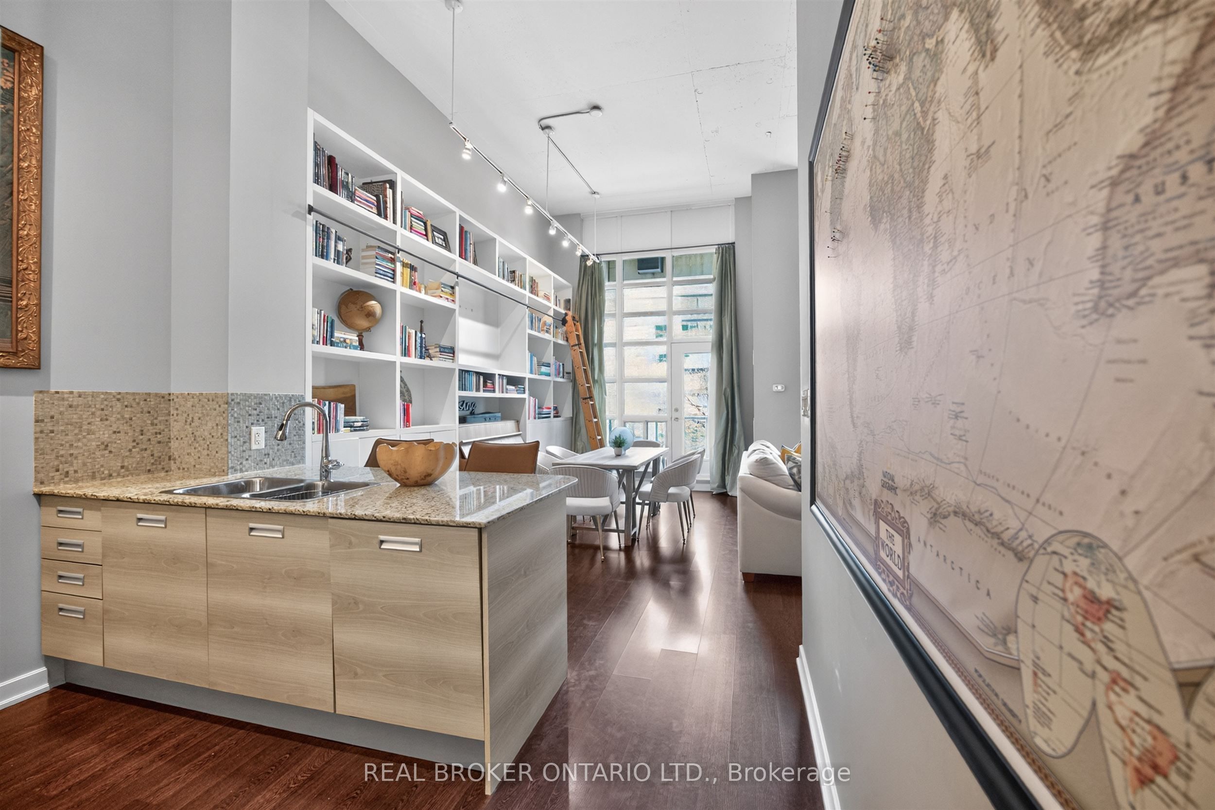 380 Macpherson Avenue 209, Toronto, ON M4V 3E3 photo 5