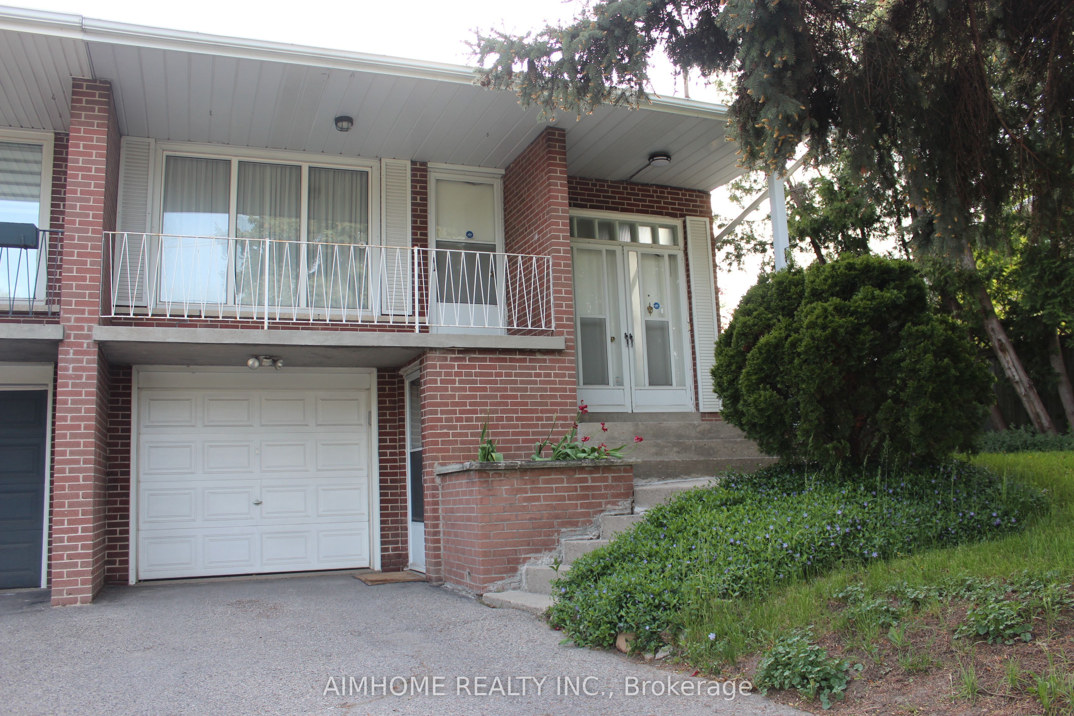 100 Fenelon Drive Lower, Toronto, ON M3A 3K6