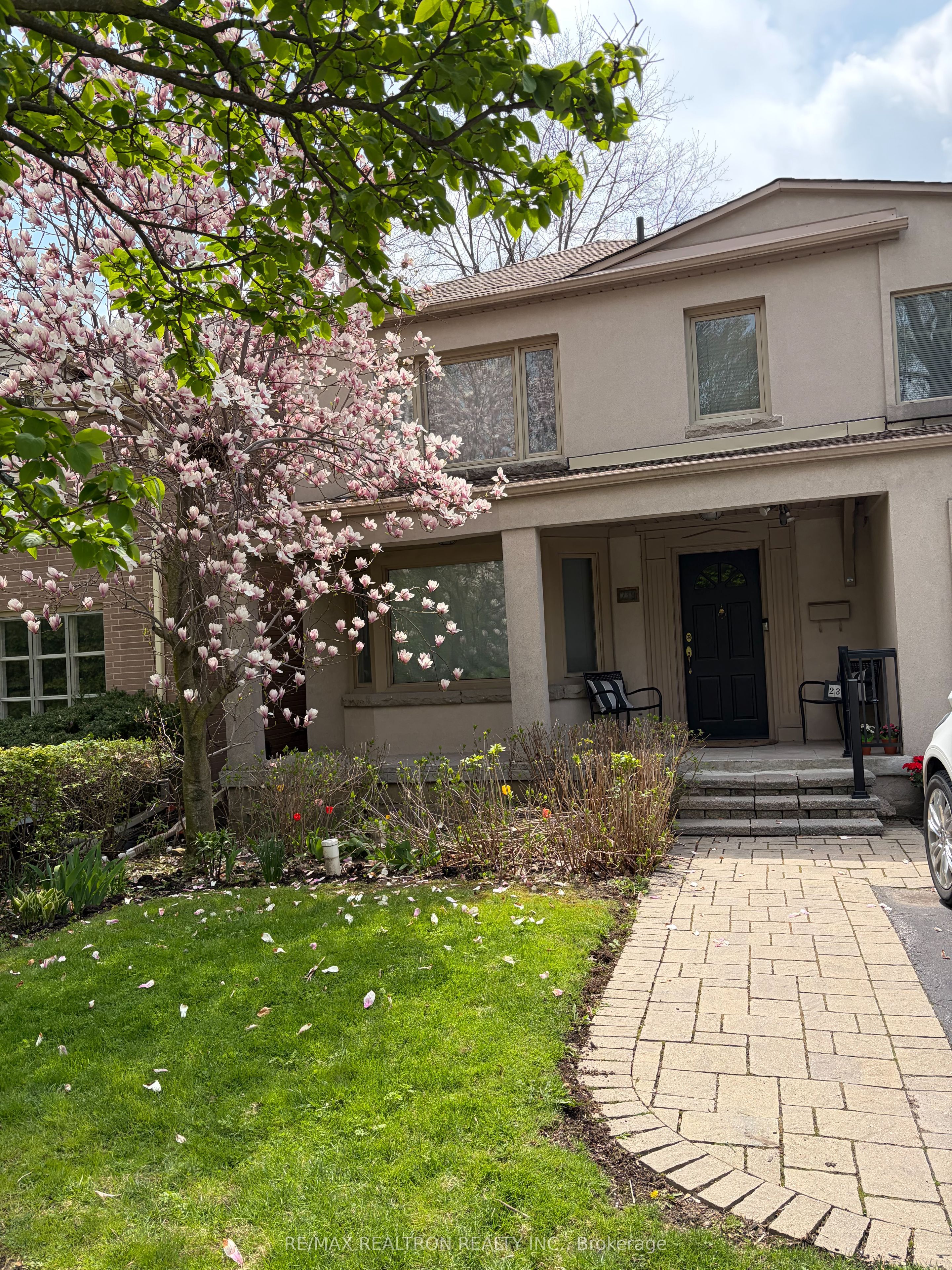 239 Sandringham Drive, Toronto, ON M3H 1G2 photo 2