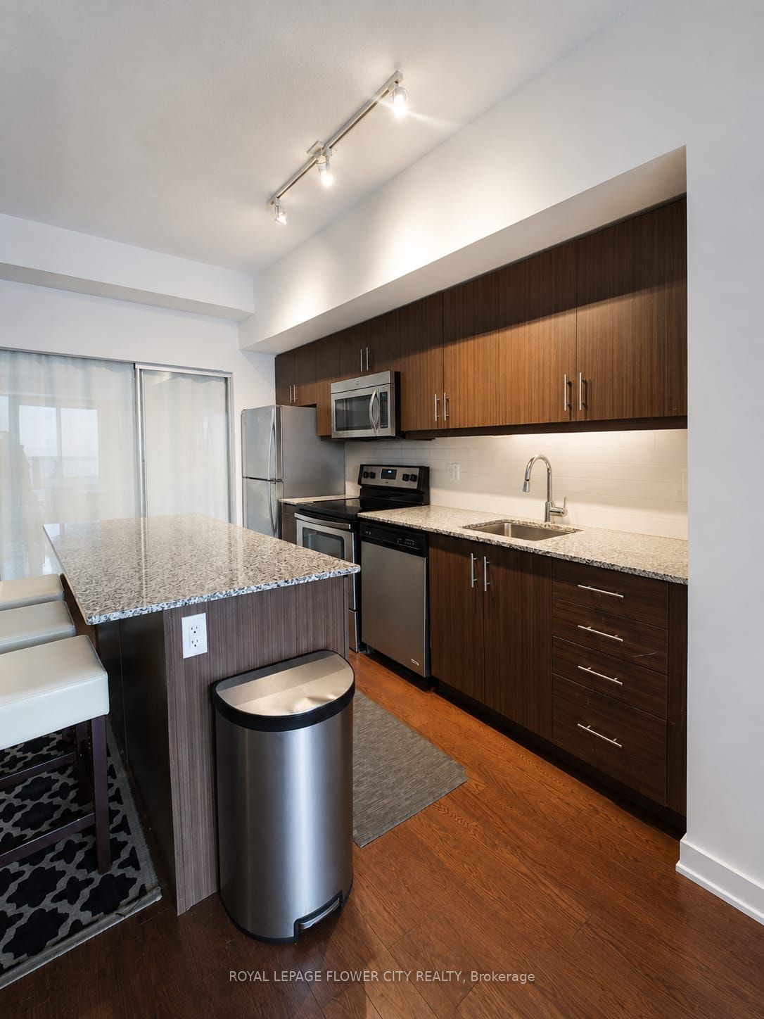 10 Willison Square 607, Toronto, ON M5T 1E7 photo 4