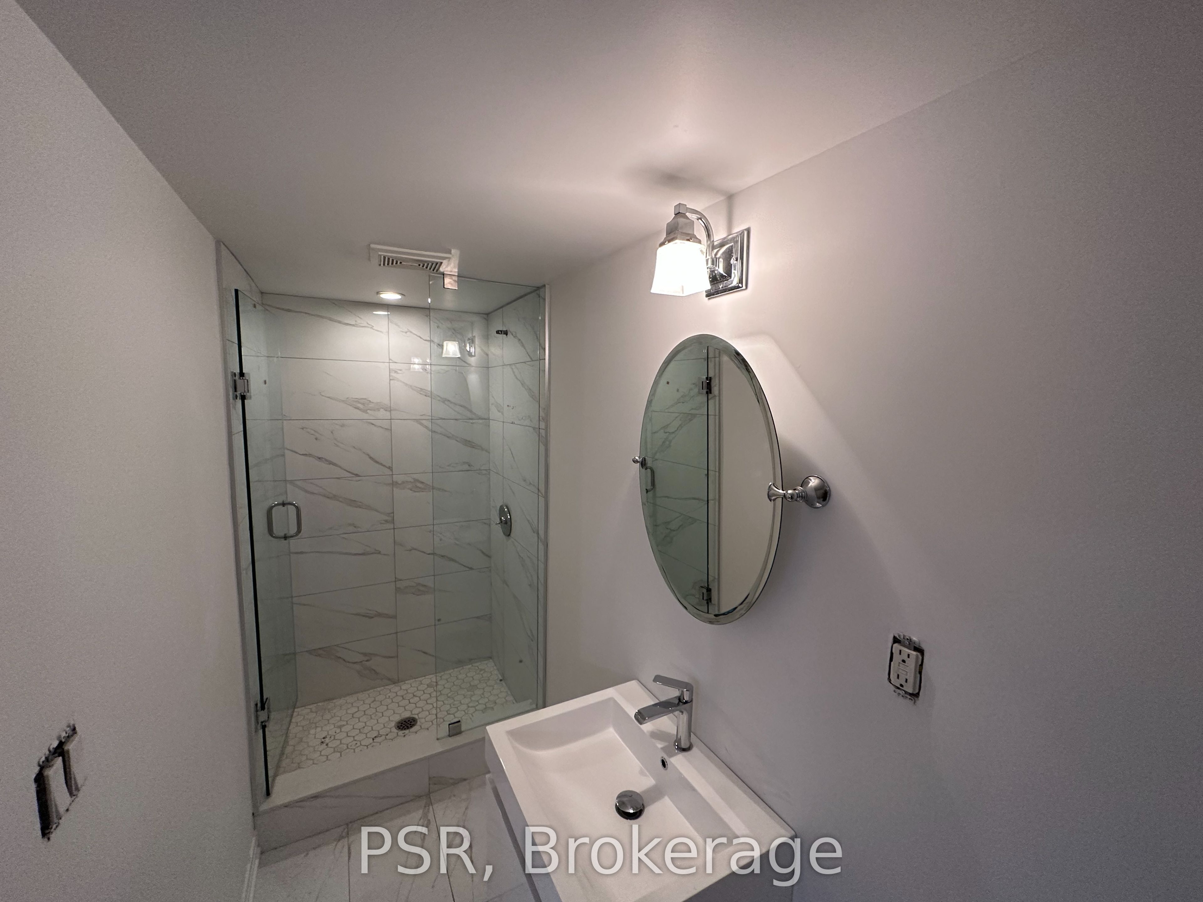 25 Coulson Avenue Lower, Toronto, ON M4V 1Y3 photo 2