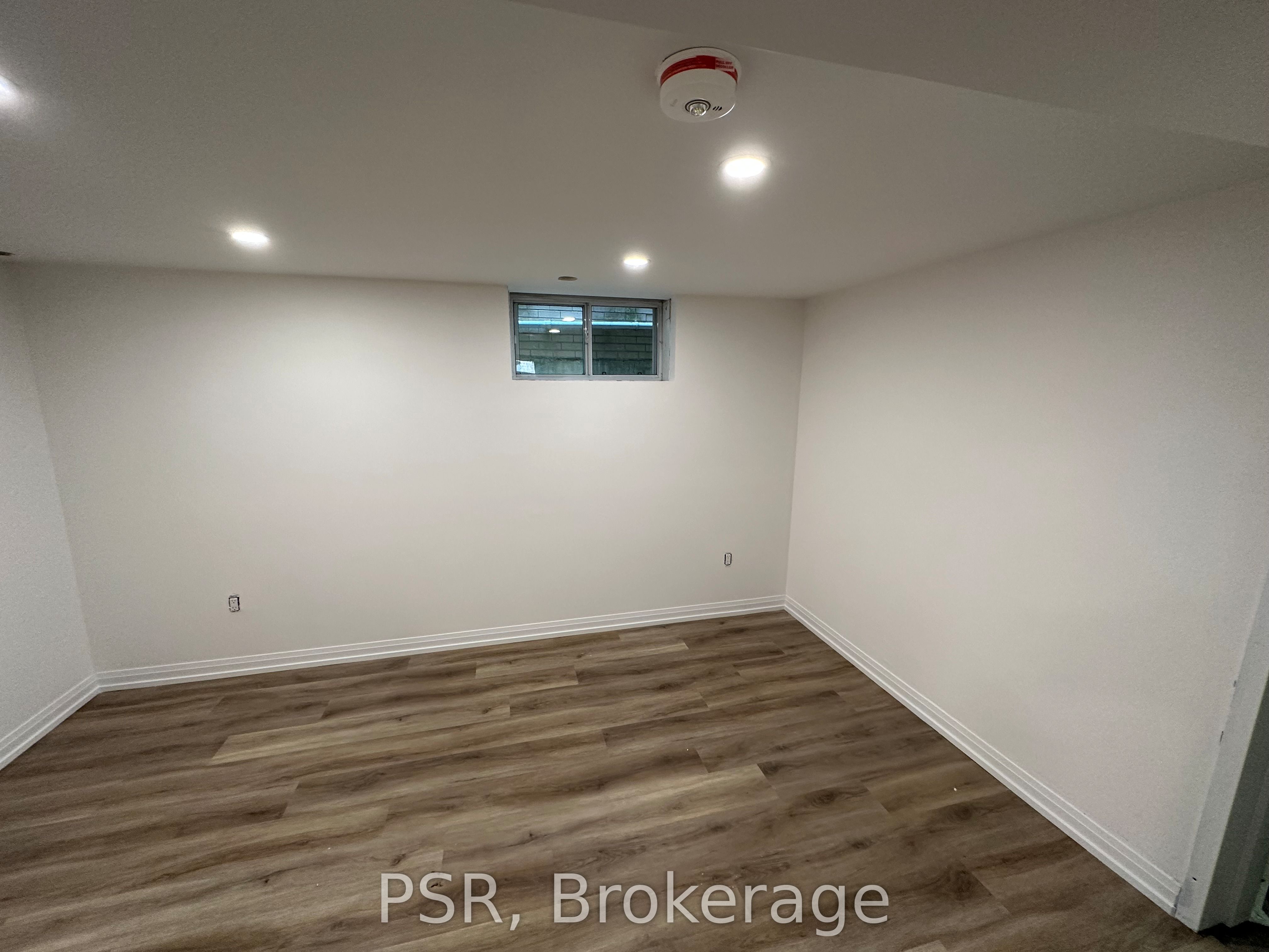 25 Coulson Avenue Lower, Toronto, ON M4V 1Y3 photo 3