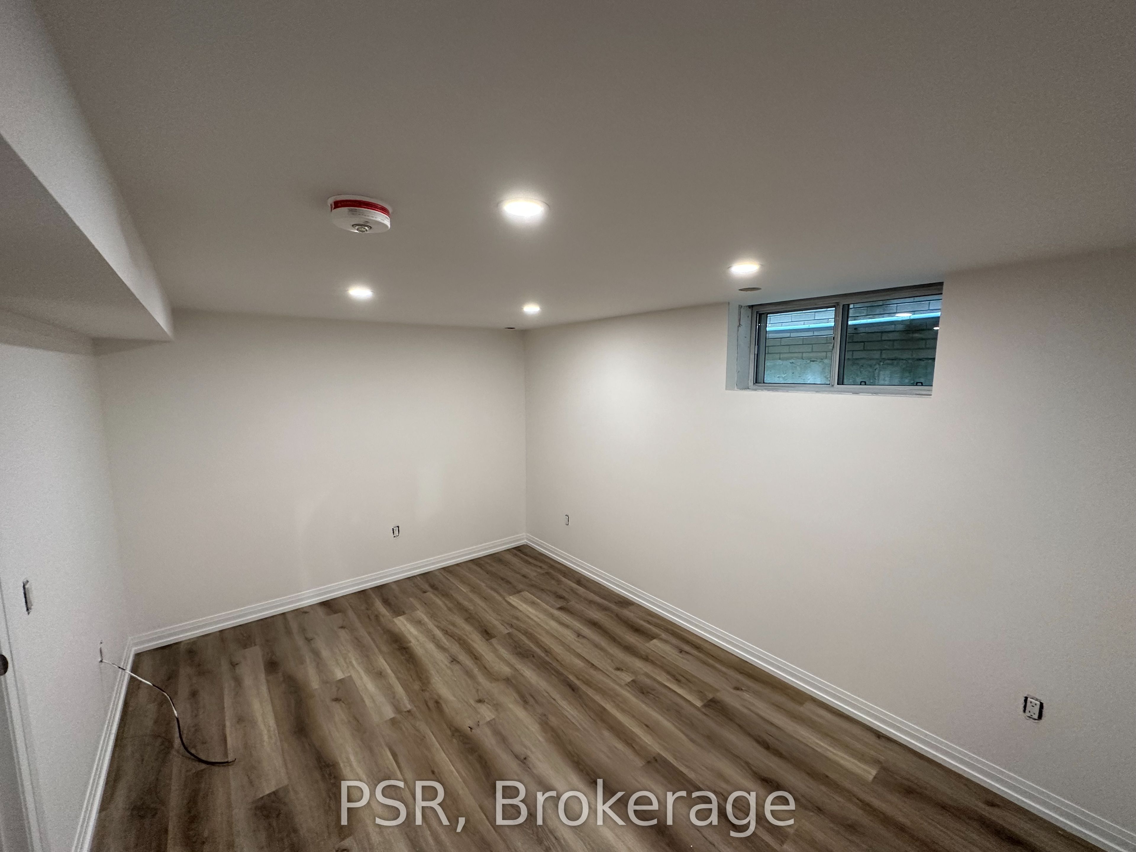 25 Coulson Avenue Lower, Toronto, ON M4V 1Y3 photo 4