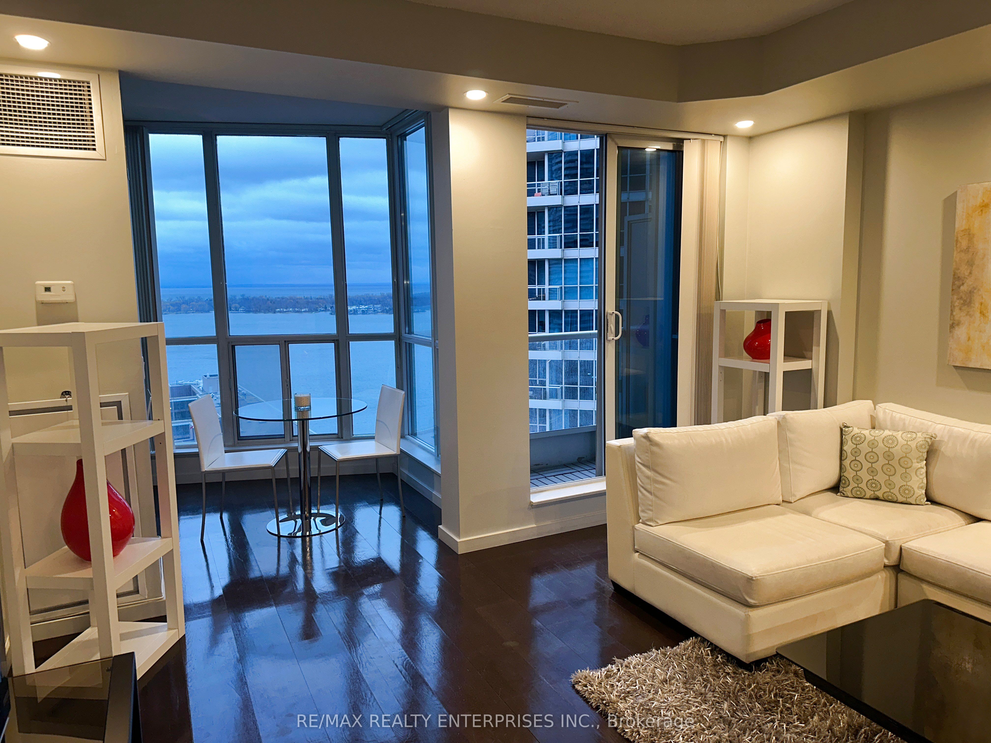8 York Street 2710, Toronto, ON M5J 2Y2 photo 2