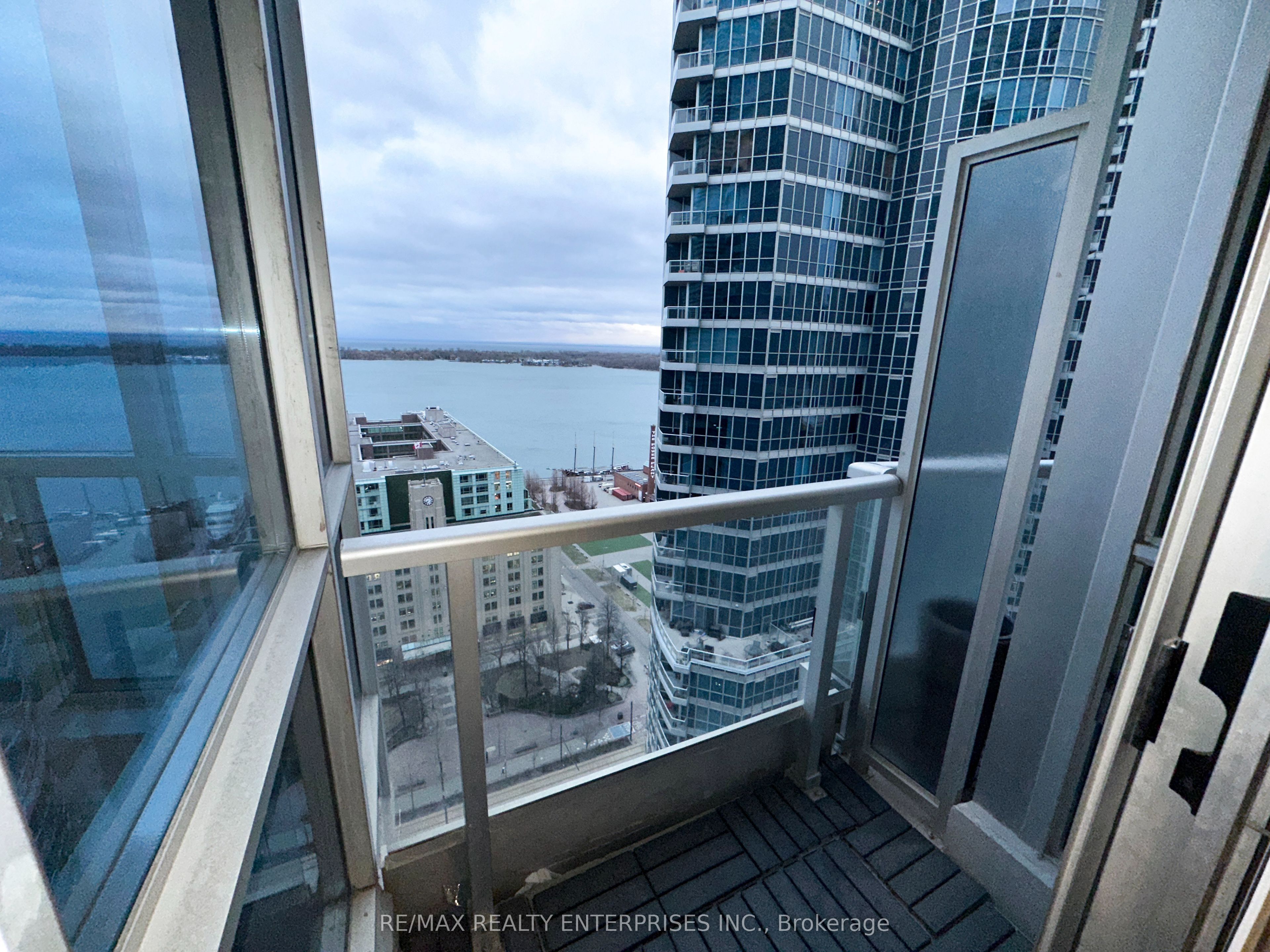 8 York Street 2710, Toronto, ON M5J 2Y2 photo 3