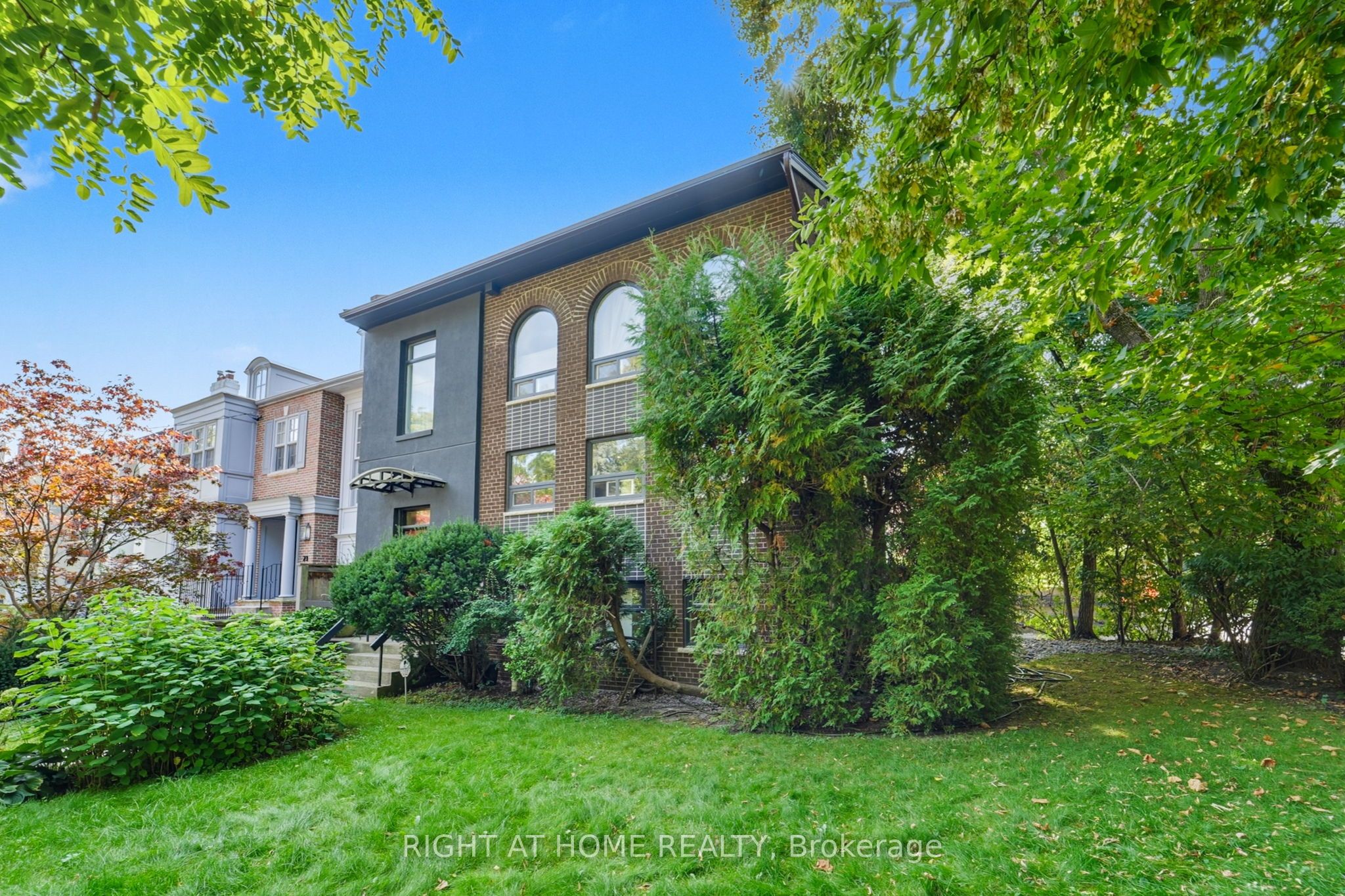25 Clarendon Avenue, Toronto, ON M4V 1H8 photo 2