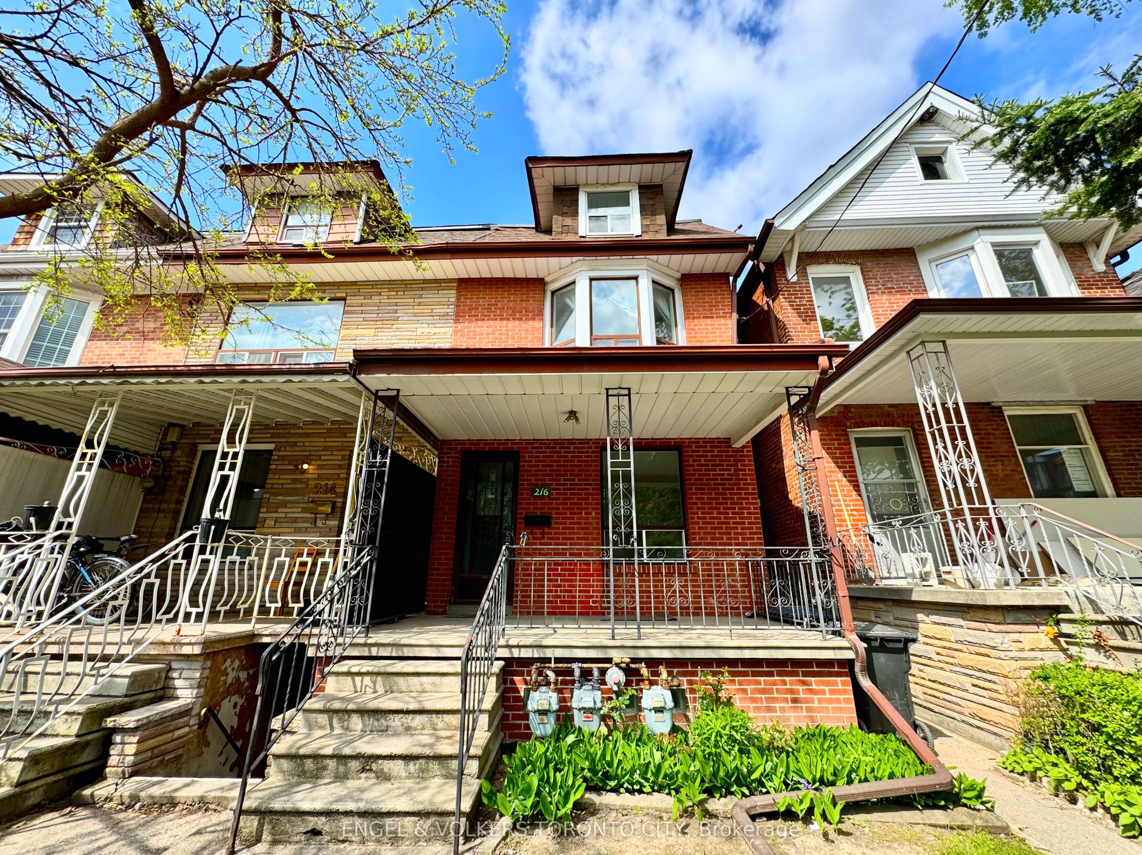 216 Montrose Avenue, Toronto, ON M6G 3G7