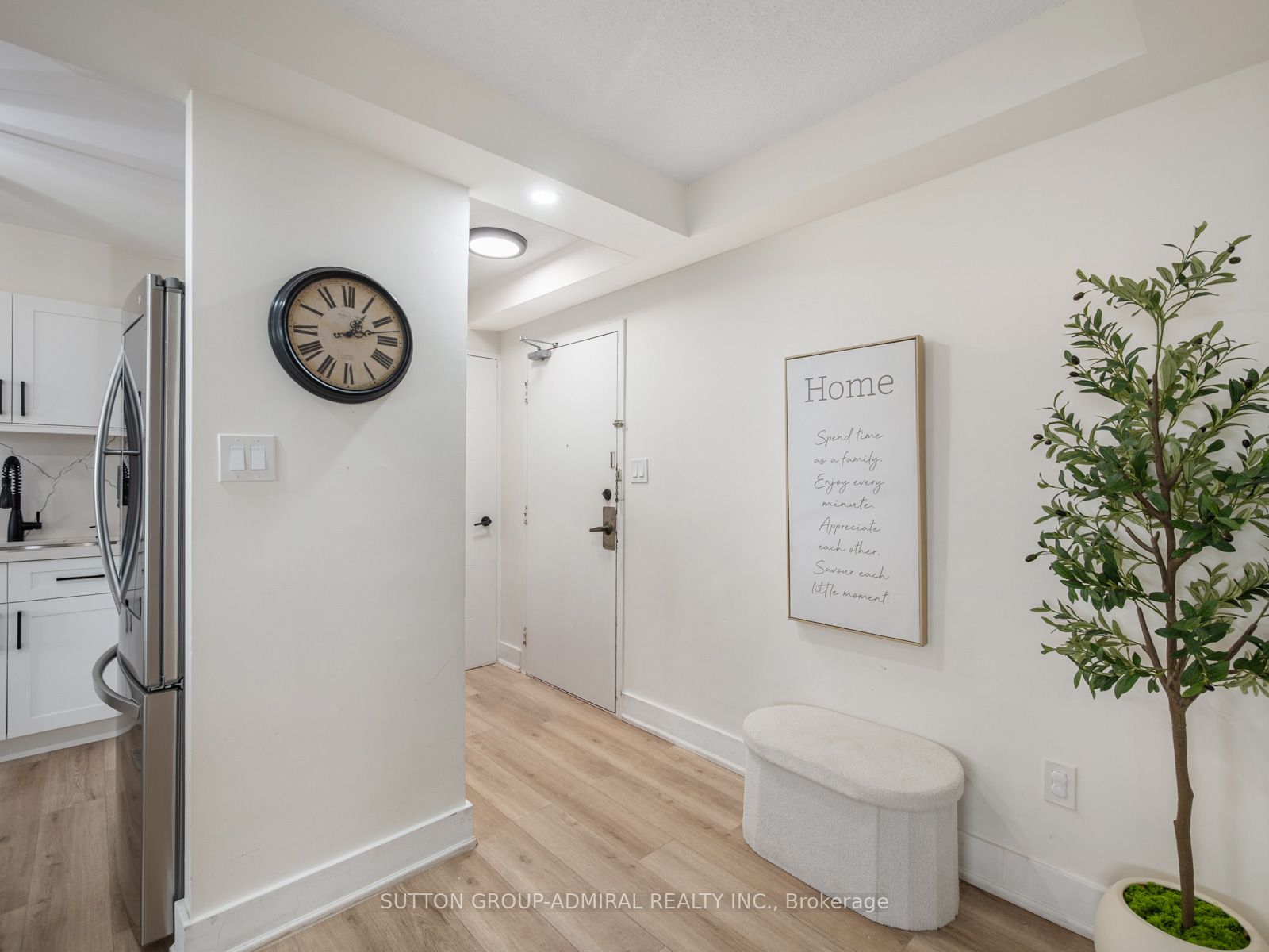 20 Edgecliff Golfway 1603, Toronto, ON M3C 3A4 photo 3