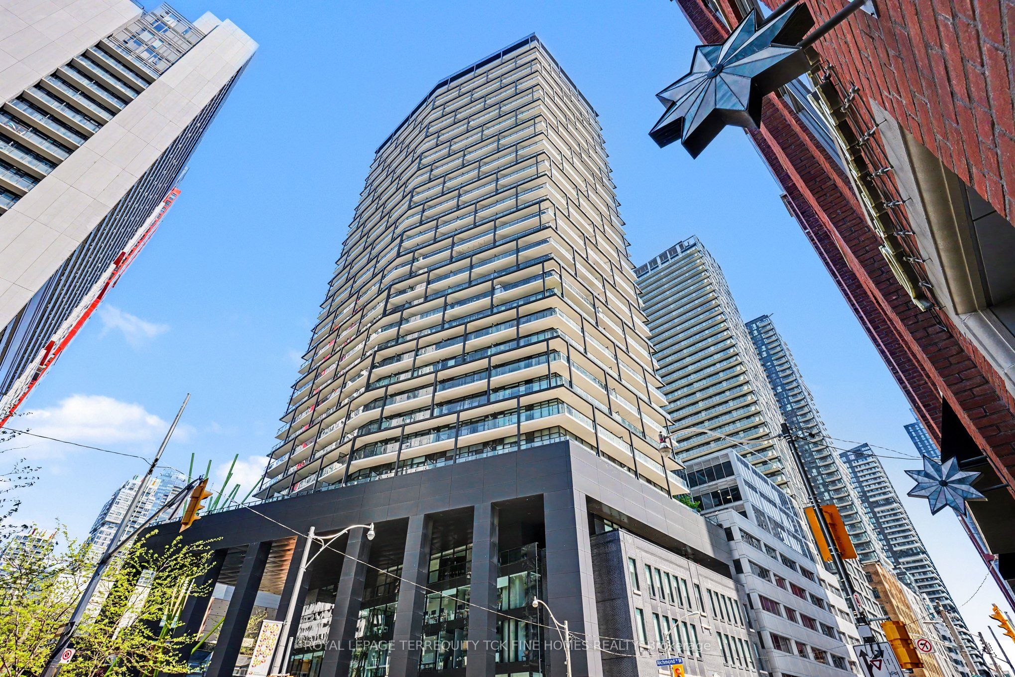 125 Peter Street 2703, Toronto, ON M5V 0M2