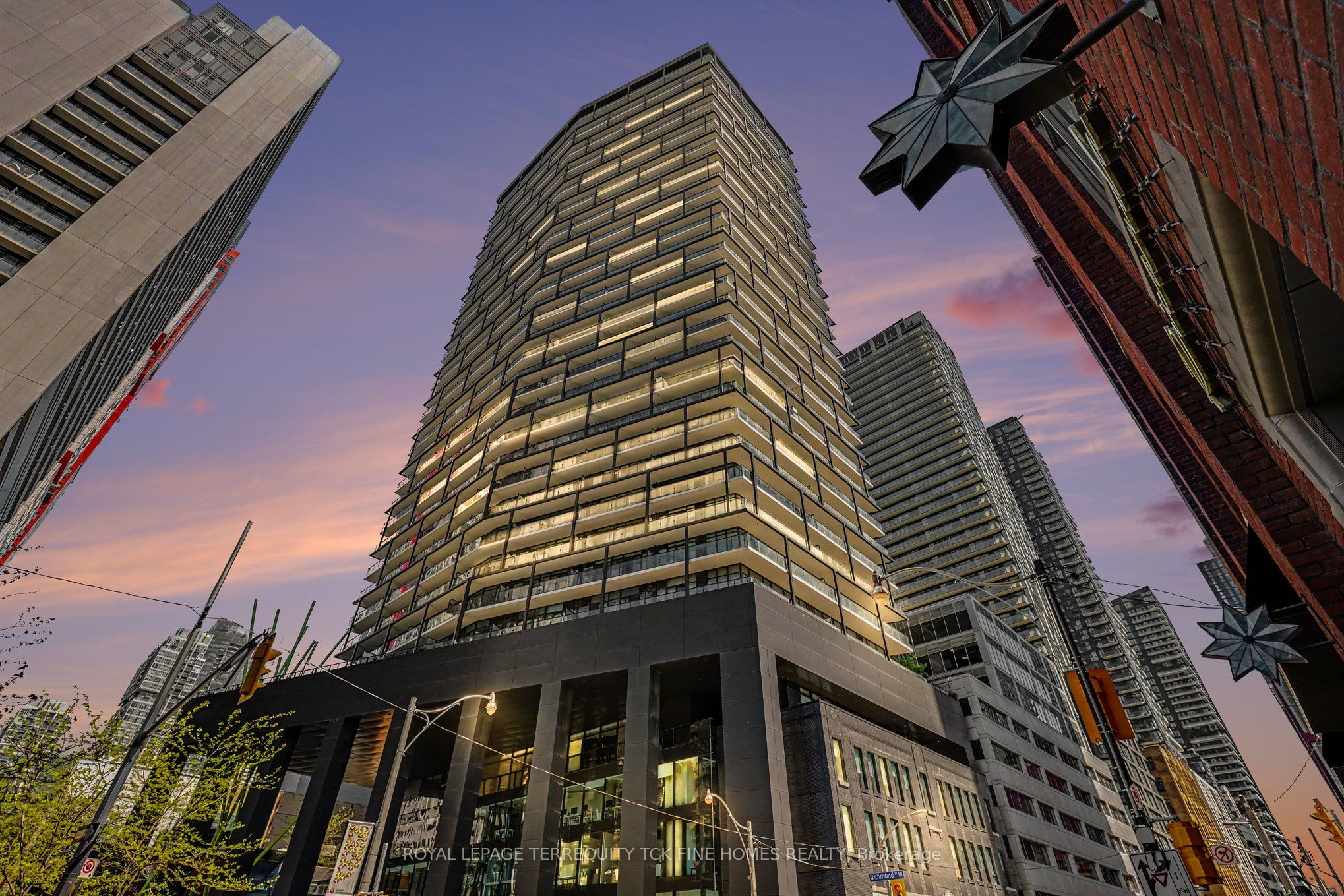 125 Peter Street 2703, Toronto, ON M5V 0M2 photo 2