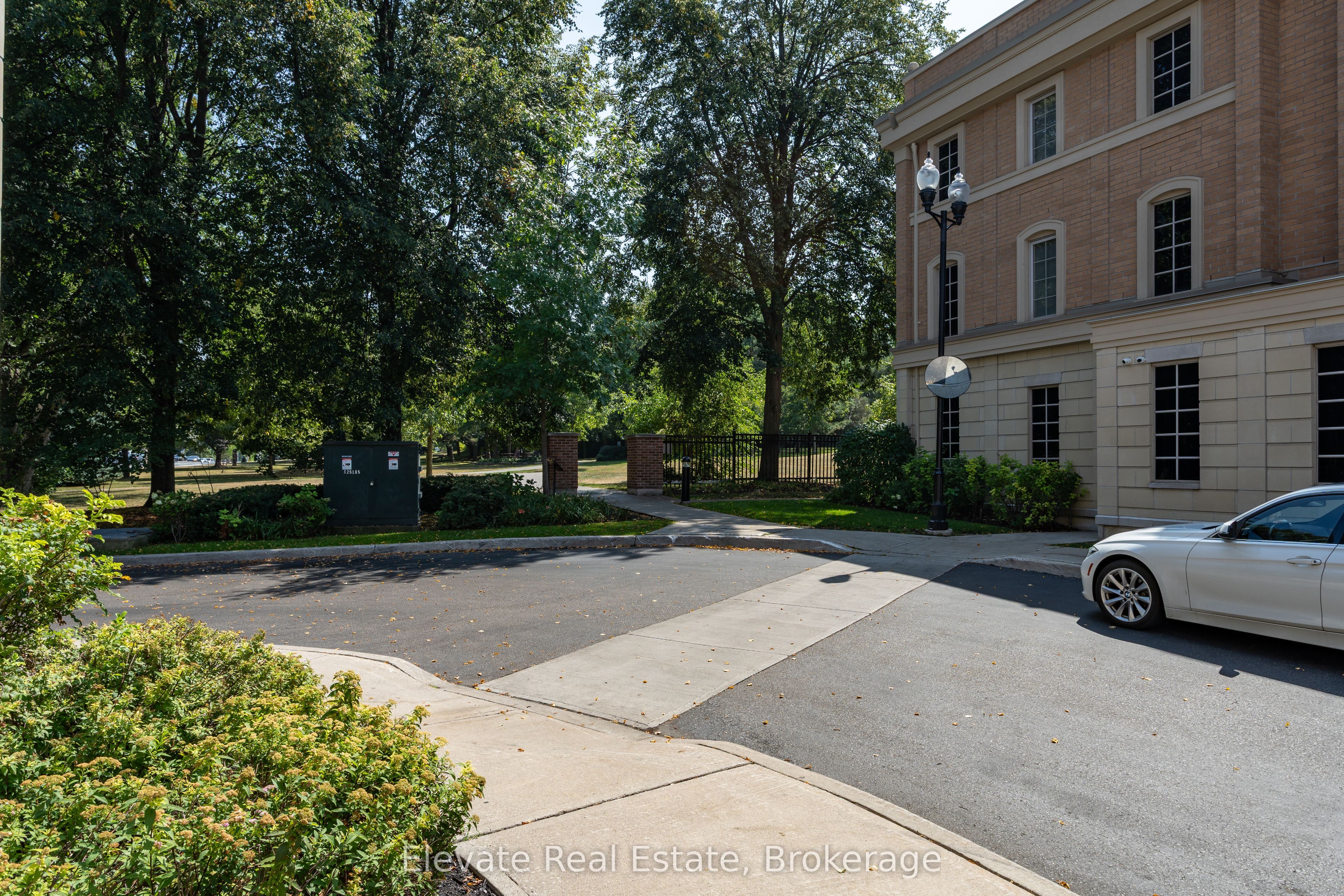 1 Hargrave Lane 1, Toronto, ON M4N 0A4 photo 4