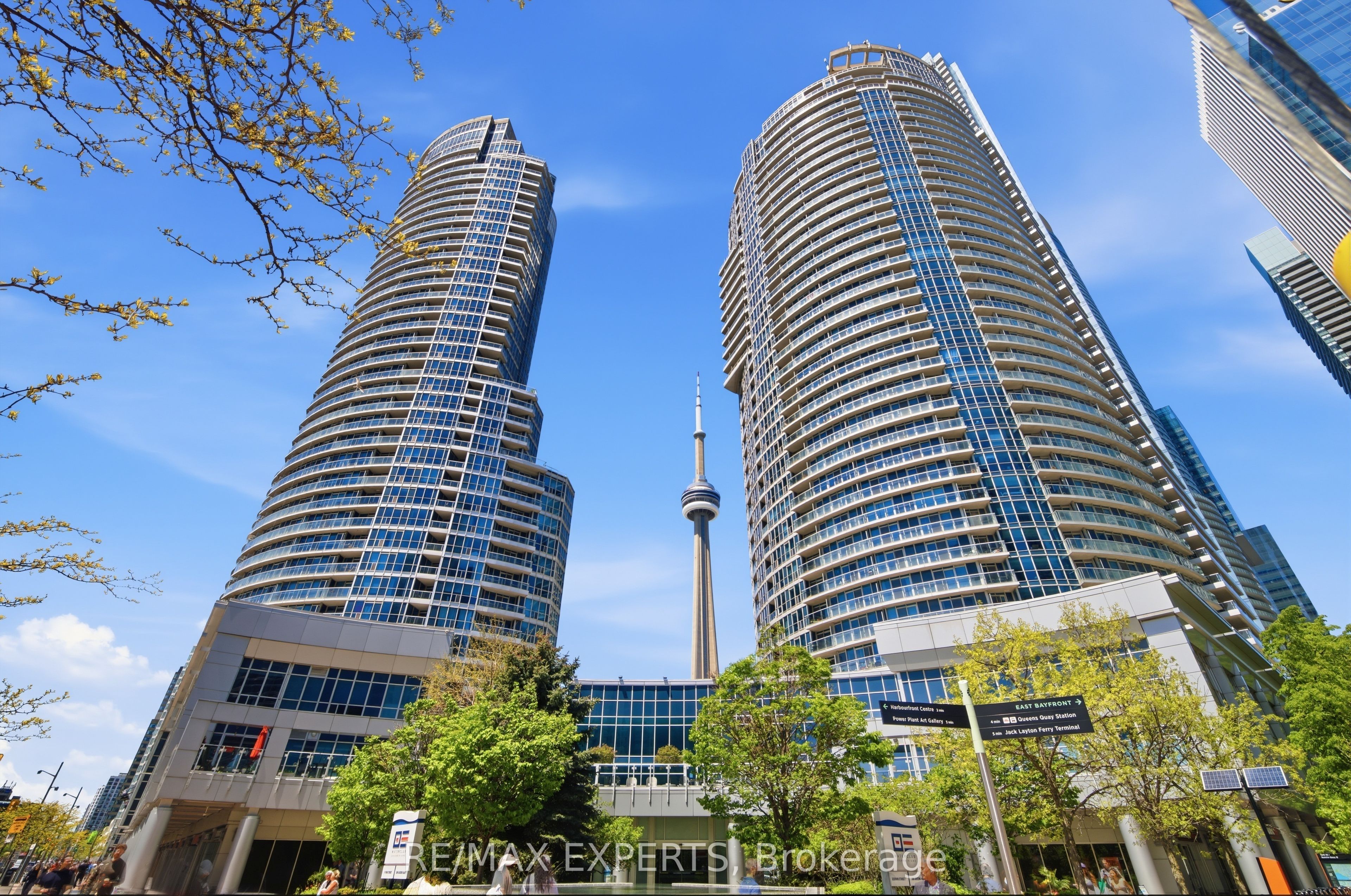 208 Queens Quay W 2211, Toronto, ON M5J 2Y5