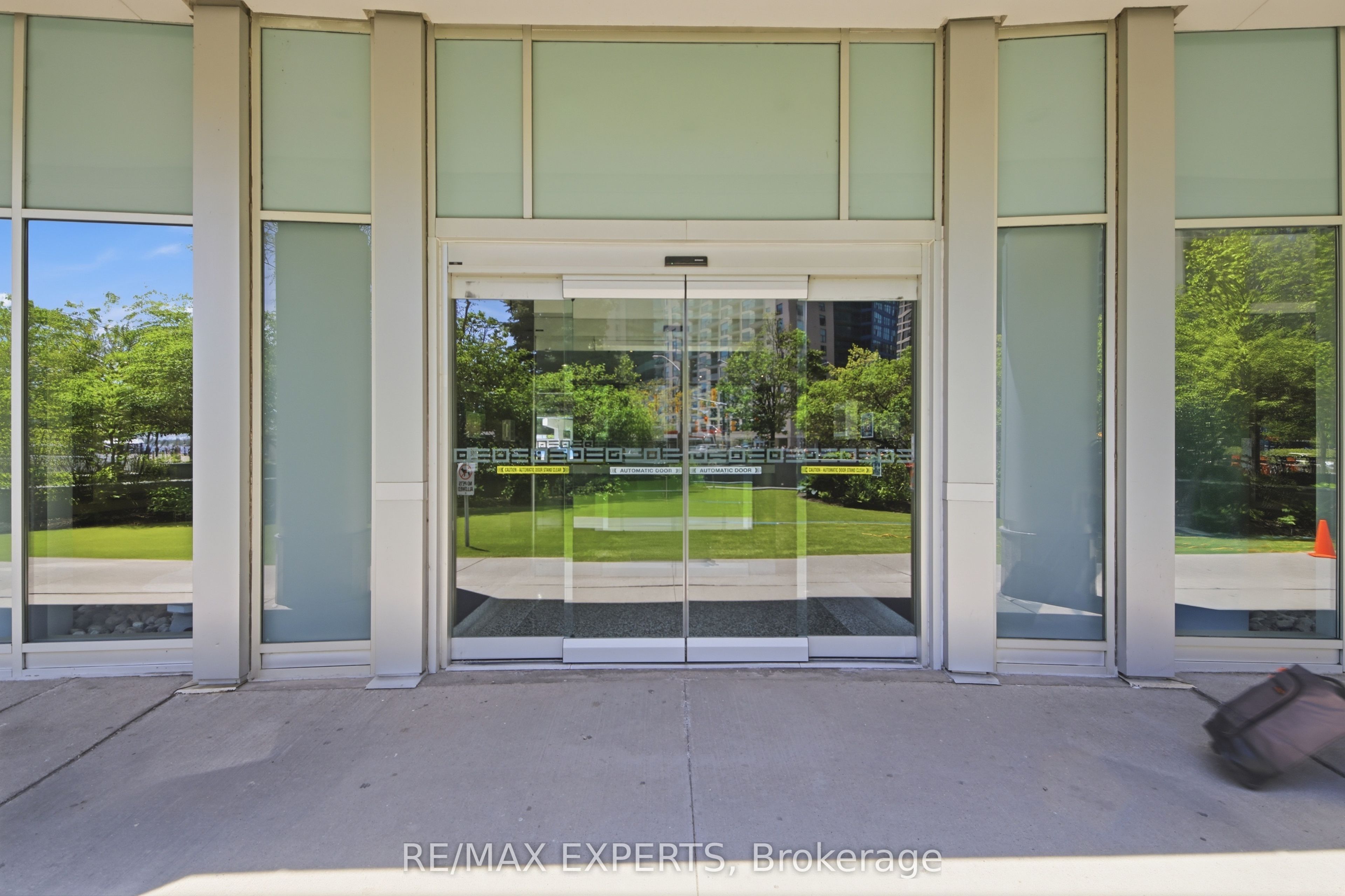 208 Queens Quay W 2211, Toronto, ON M5J 2Y5 photo 3