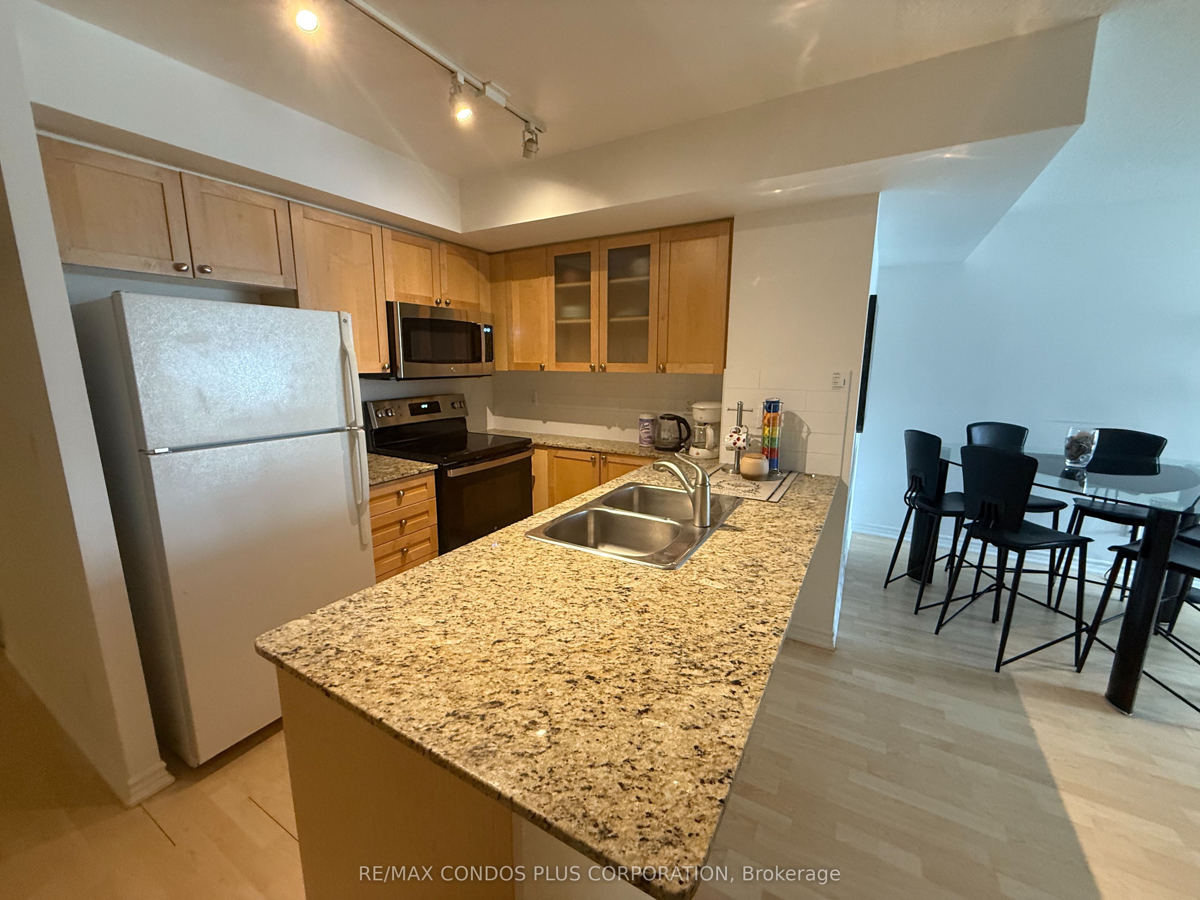 761 Bay Street 1402, Toronto, ON M5G 2R2 photo 2
