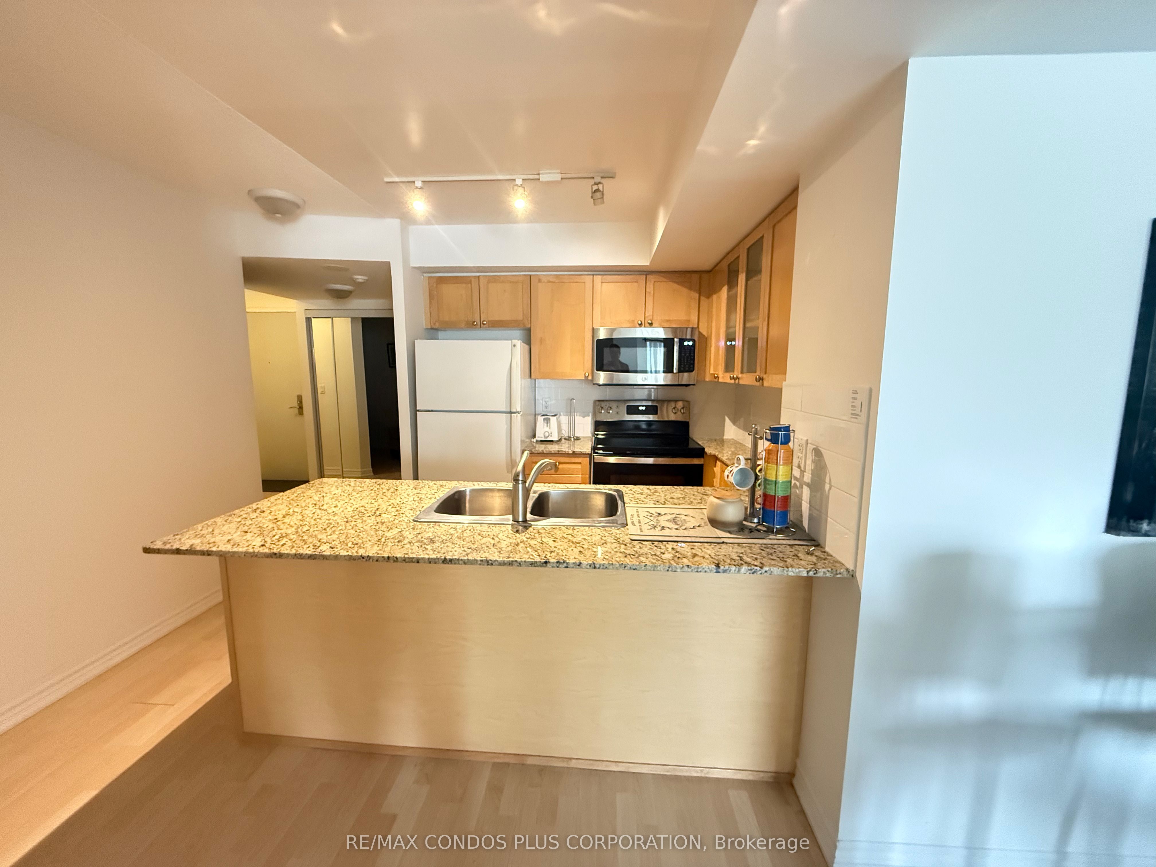 761 Bay Street 1402, Toronto, ON M5G 2R2 photo 3