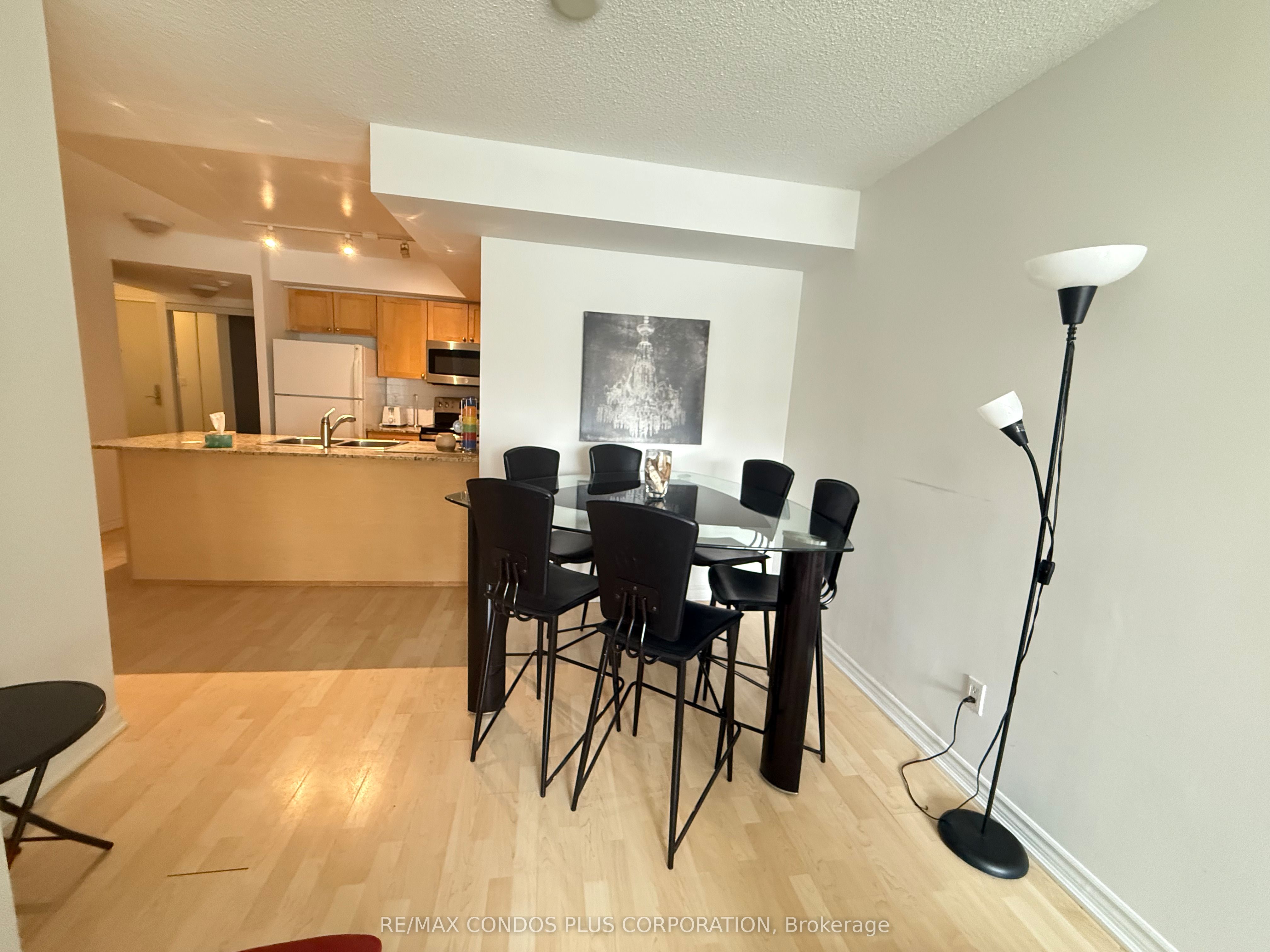 761 Bay Street 1402, Toronto, ON M5G 2R2 photo 4