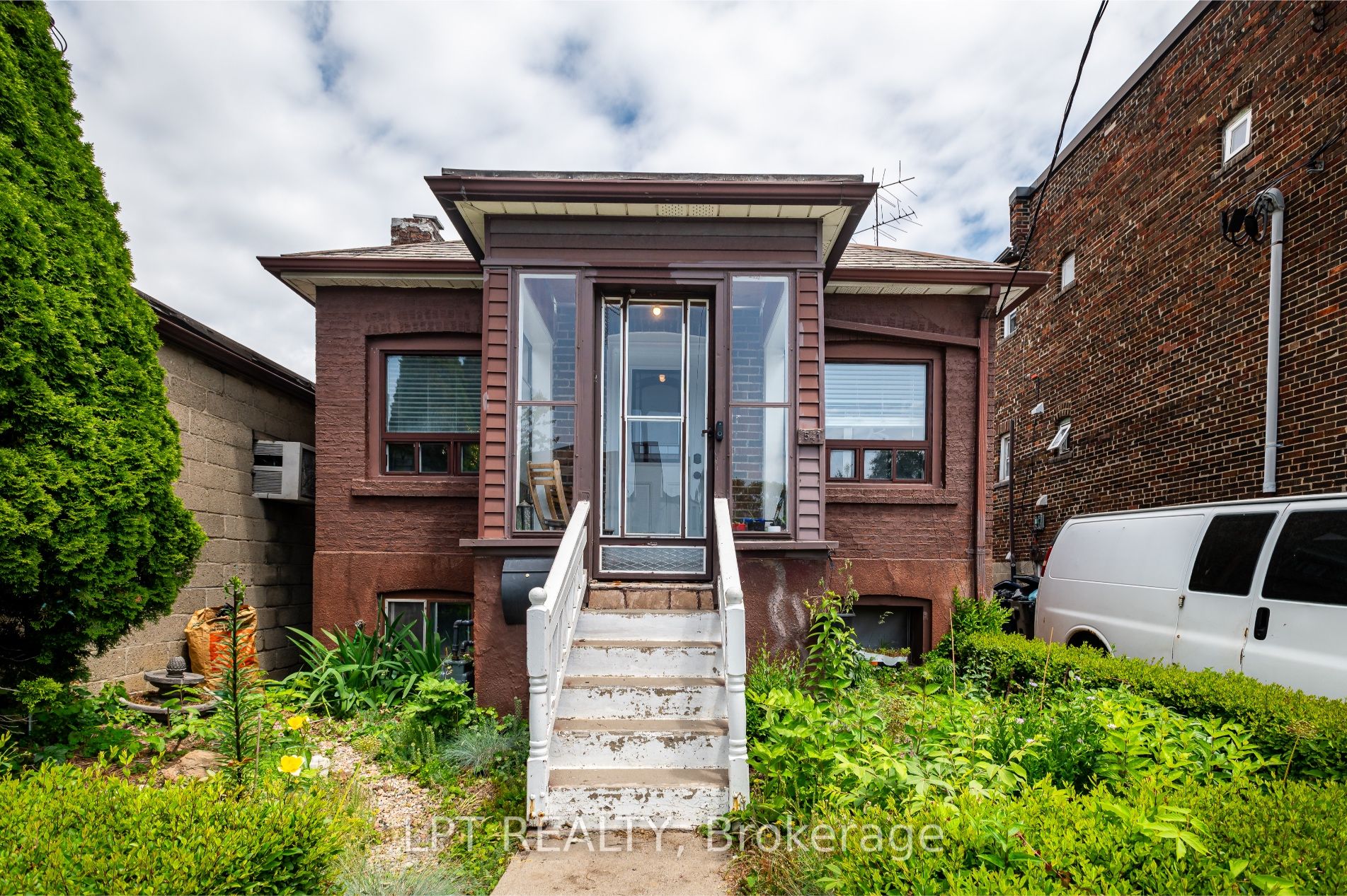 541 Vaughan Road, Toronto, ON M6C 2R2 photo 2