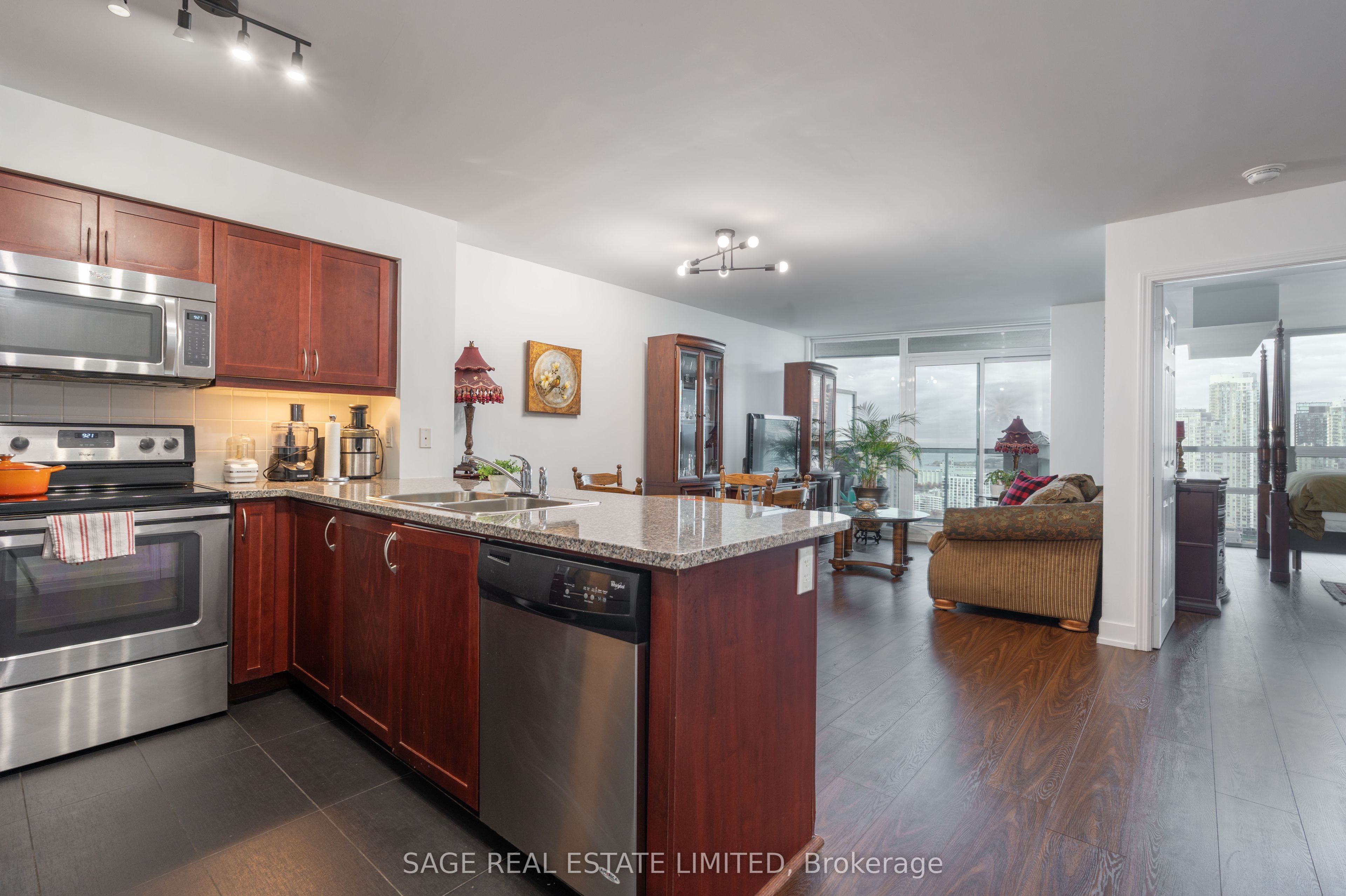 19 Grand Trunk Crescent 3712, Toronto, ON M5J 3A3 photo 2